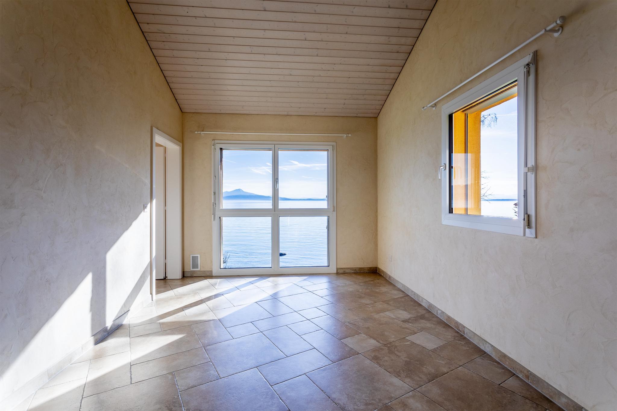 Heller leerer Raum mit Seeblick