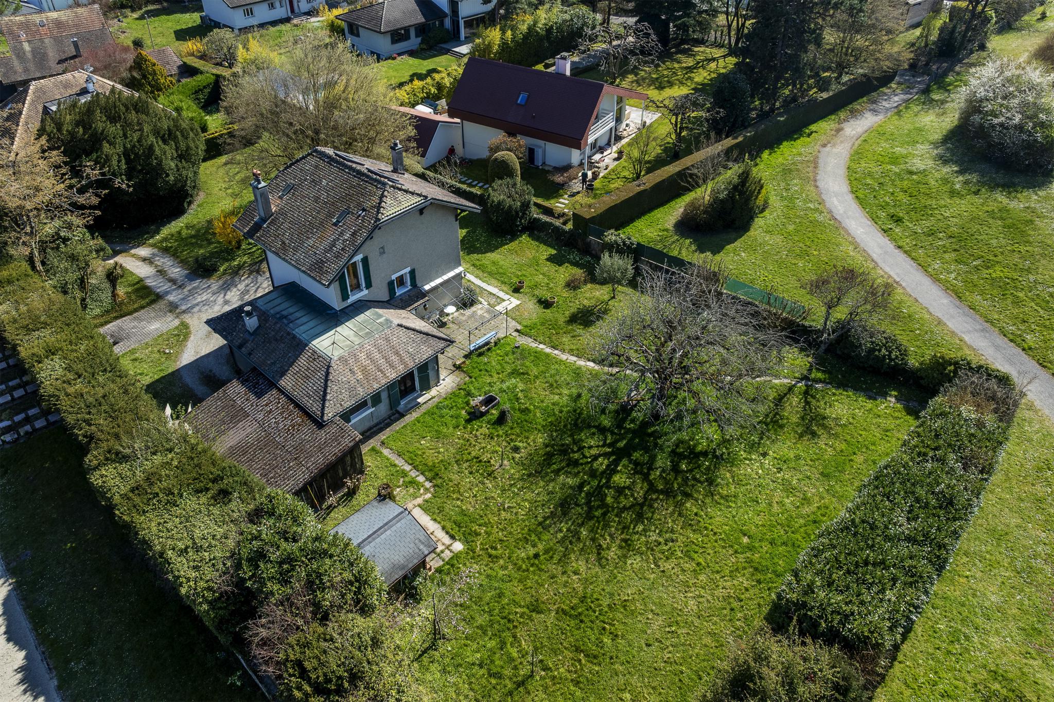 Luftaufnahme eines Wohnhauses mit großem Garten