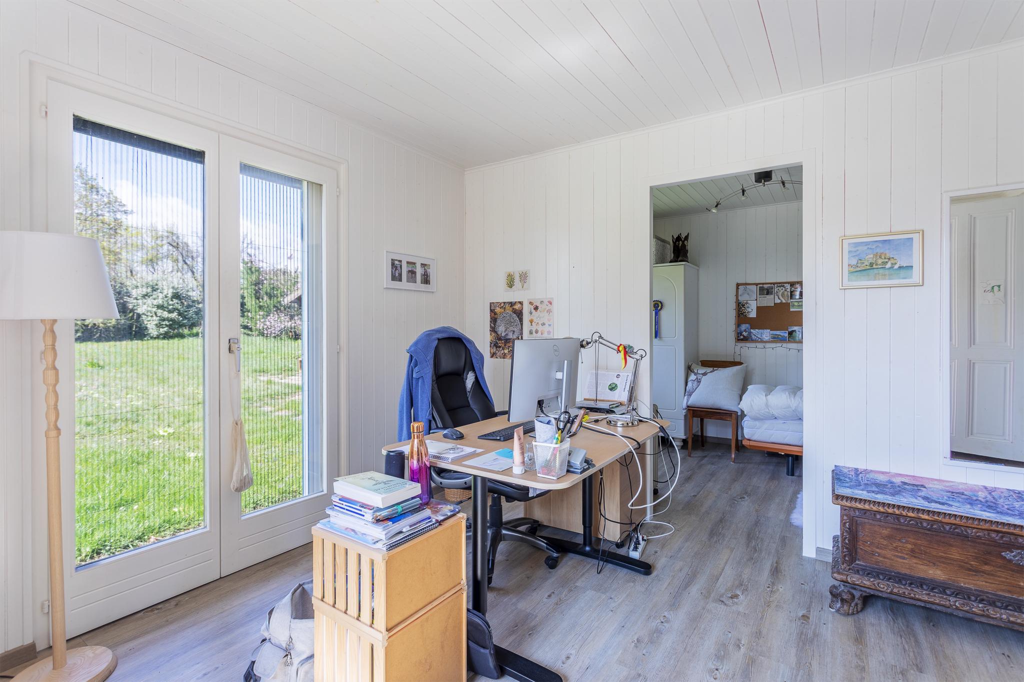 Helles Arbeitszimmer mit Gartenblick