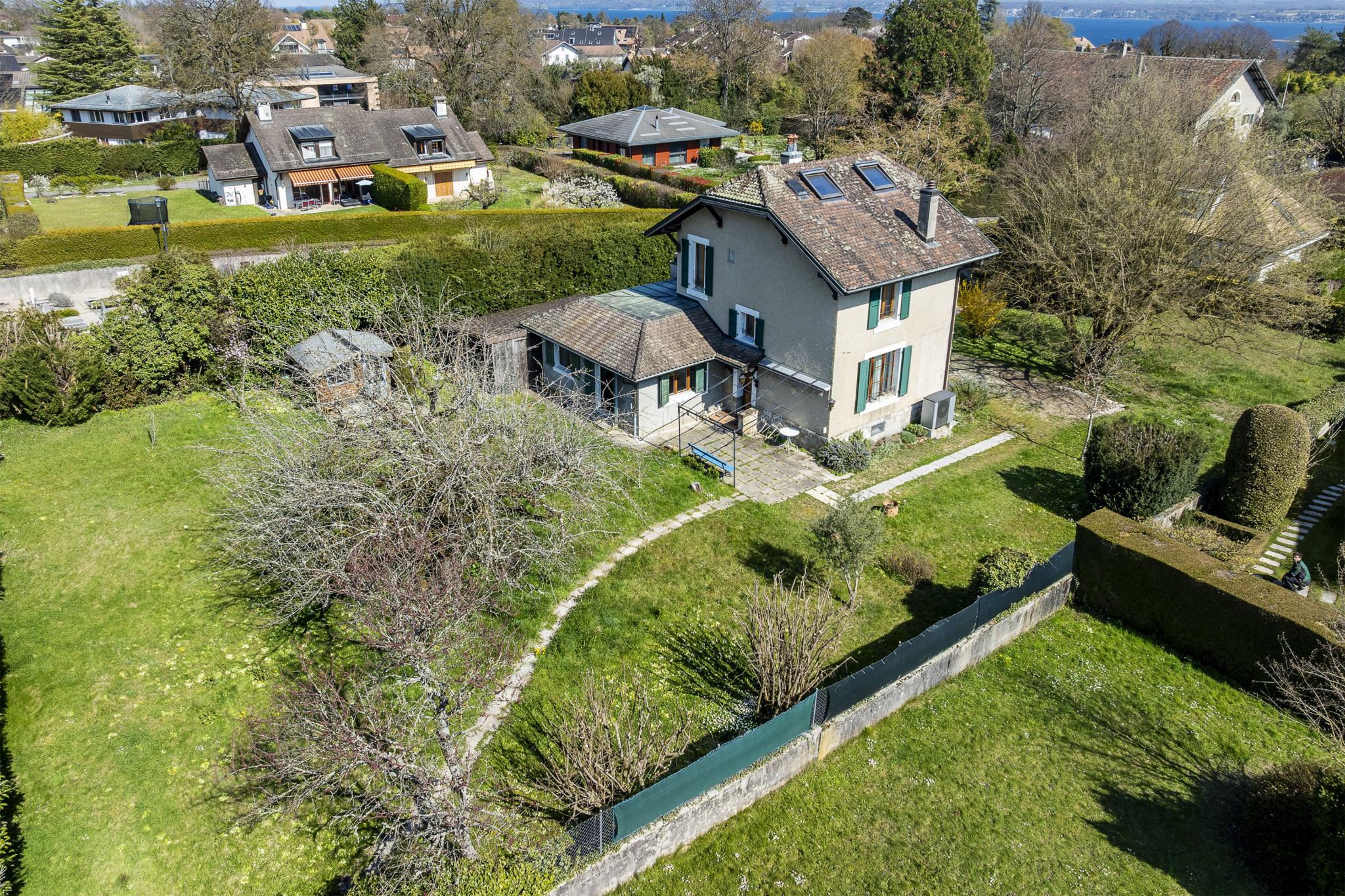 Luftaufnahme eines Hauses mit Garten und Seeblick