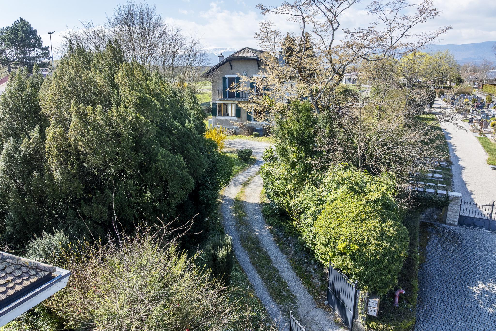 Außenansicht eines Hauses mit Garten und Zufahrt
