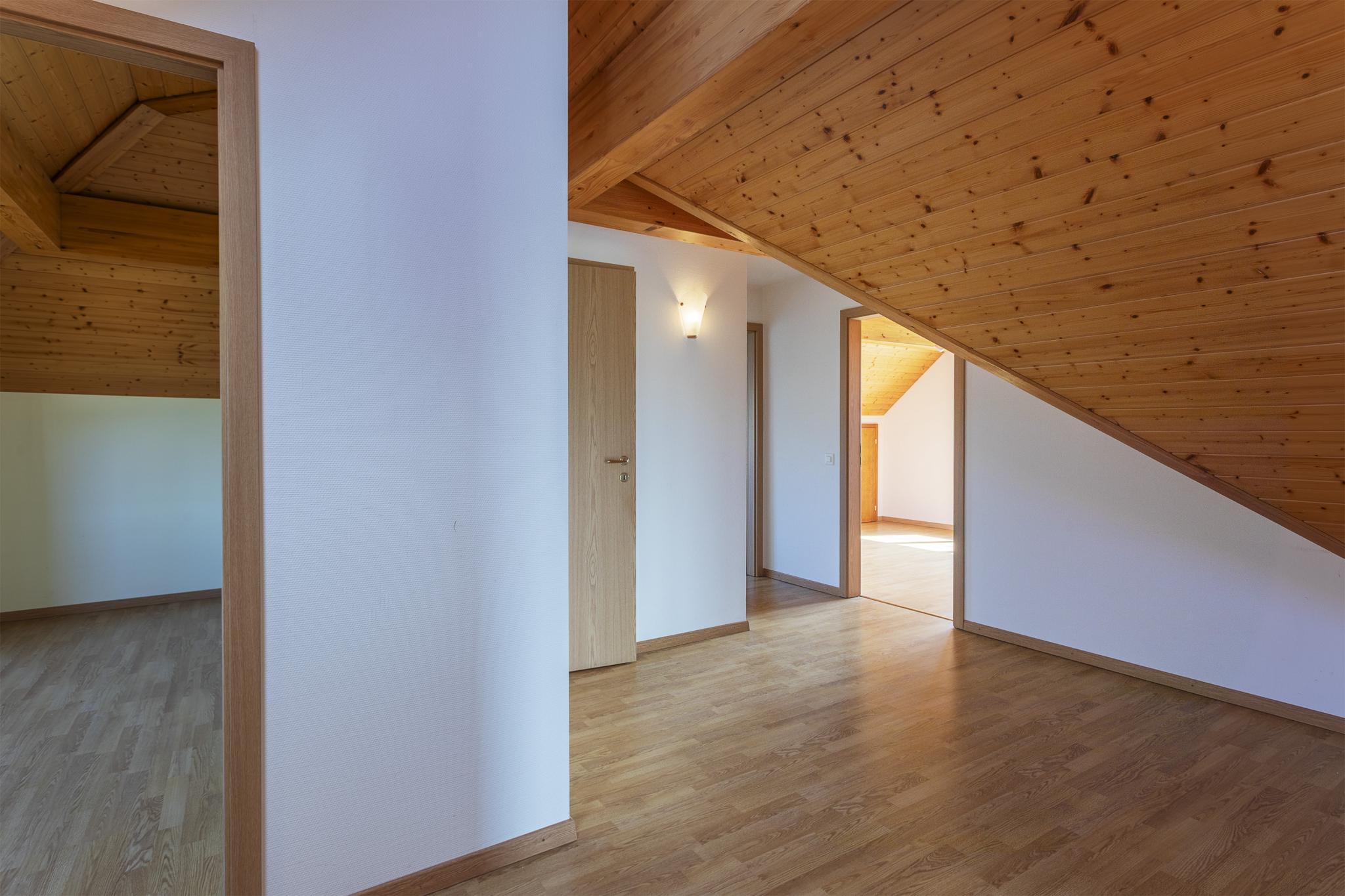 Dachgeschoss-Flur mit Holzdecke und Holzboden