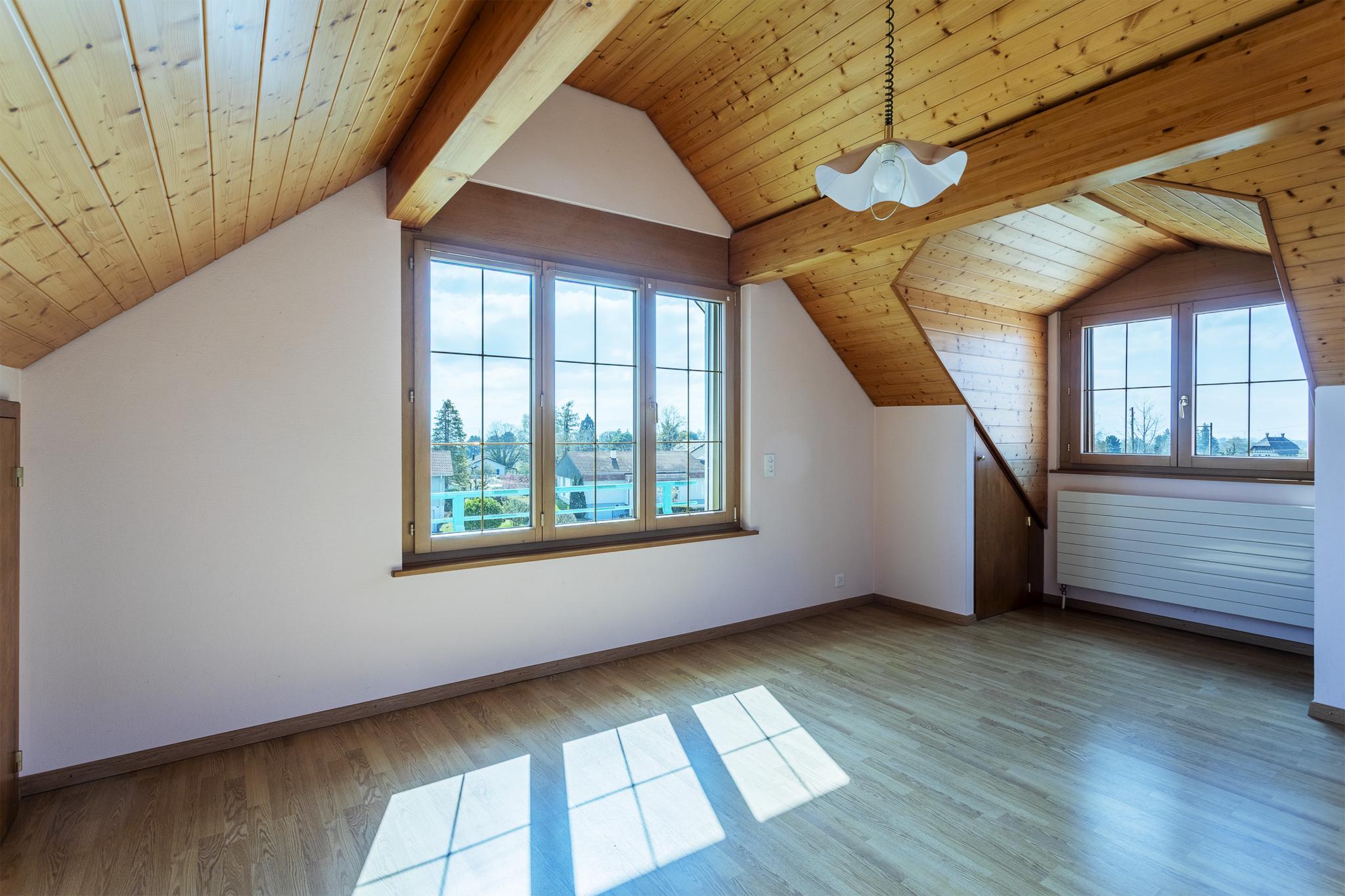 Helles Dachzimmer mit Holzdecke