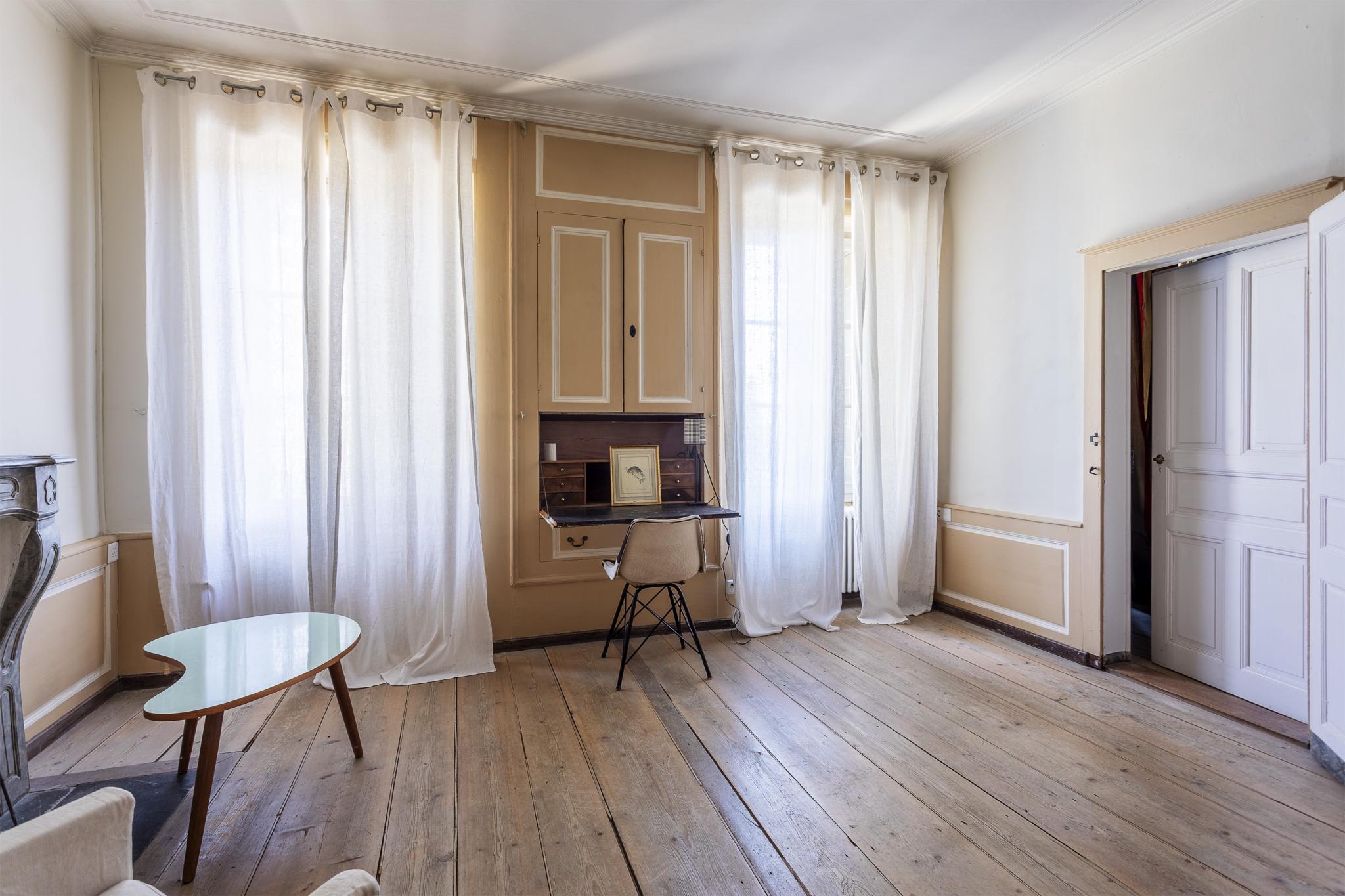 Elegantes Zimmer mit Arbeitsnische