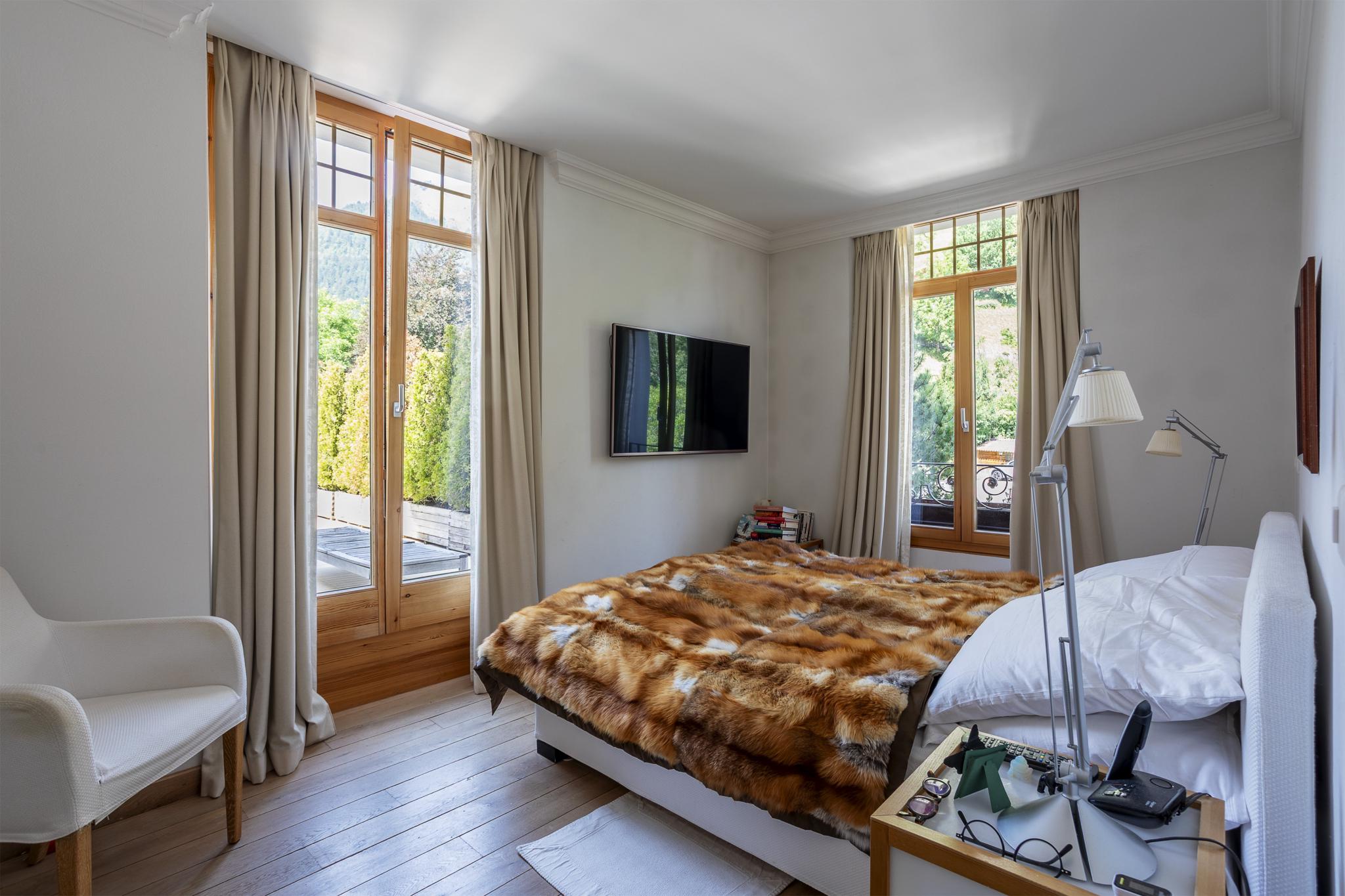 Helles Schlafzimmer mit Balkonblick