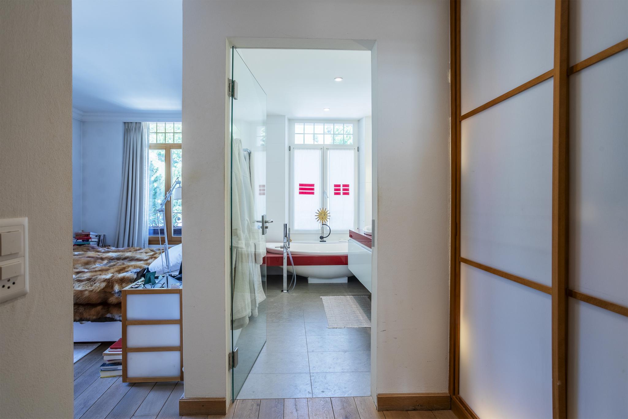 Badezimmer mit Blick in ein Schlafzimmer