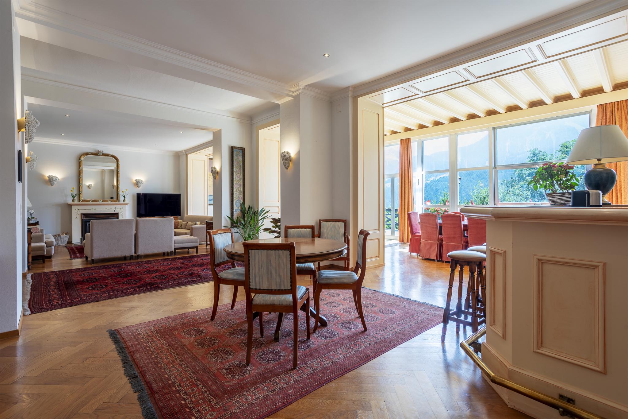 Eleganter Wohn- und Essbereich mit Bergblick