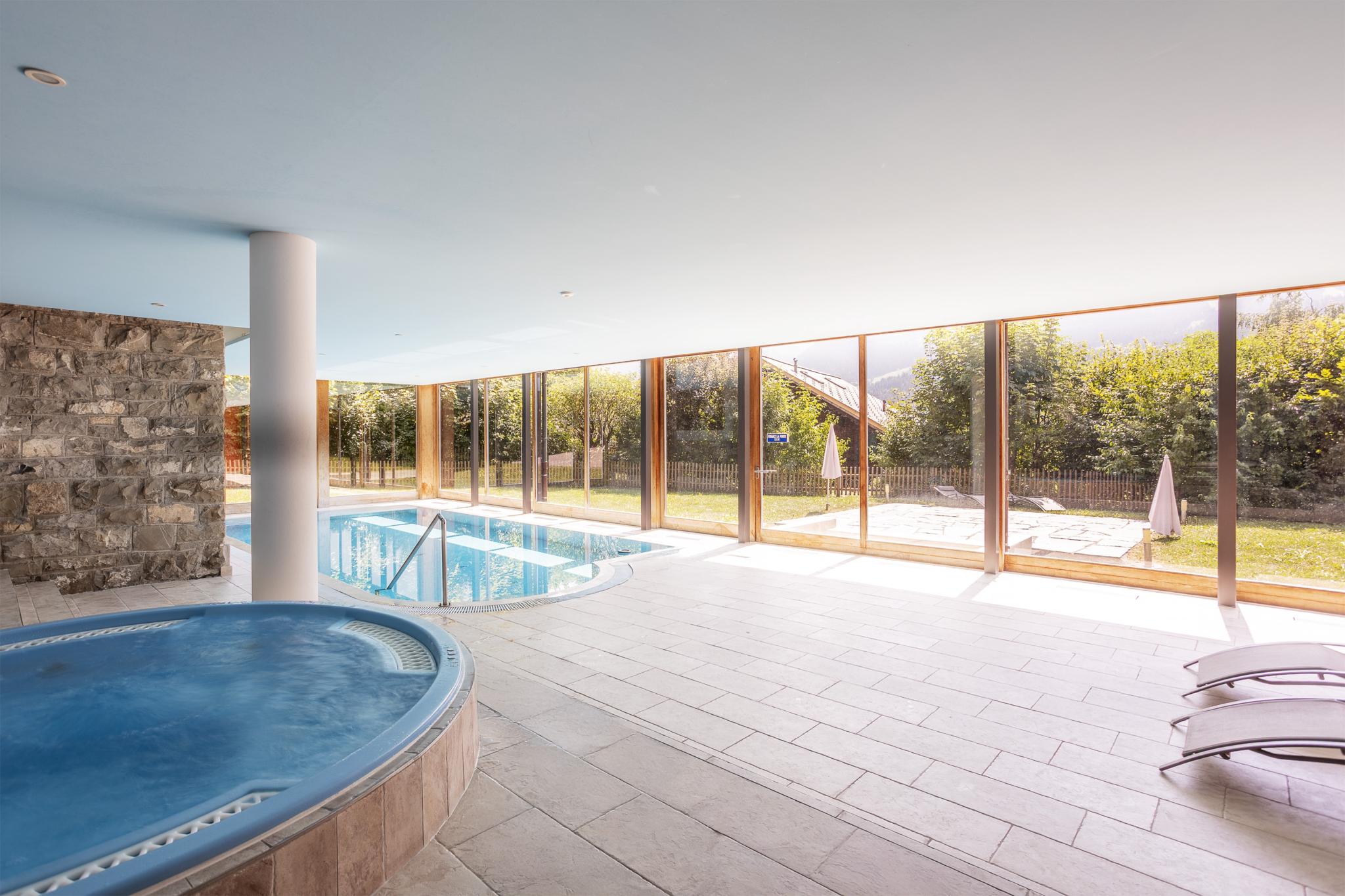 Innenpool mit Whirlpool