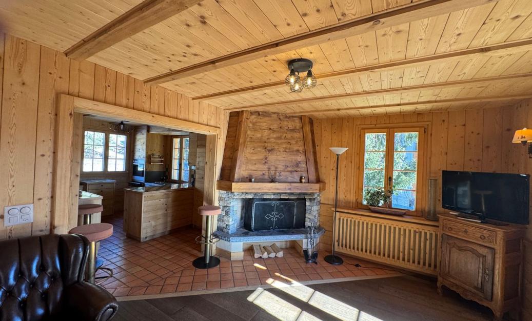 Gemütliches Wohnzimmer mit Kamin und Holzvertäfelung