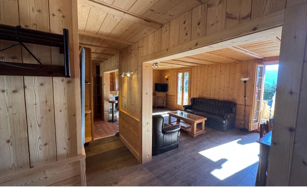 Holzgetäfelter Wohnraum mit Blick in den Wohnbereich