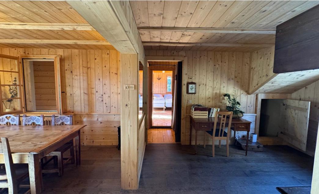 Rustikaler Holzinnenraum mit Treppe und Essbereich