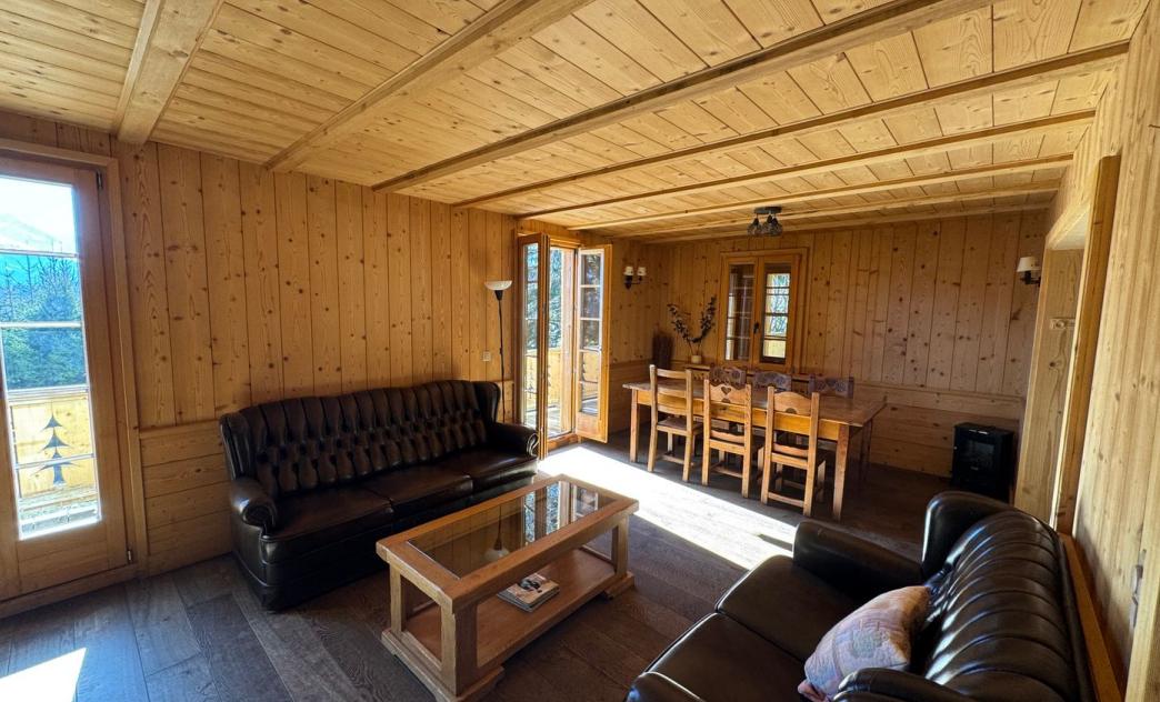 Gemütlicher Holzwohnraum mit Essbereich