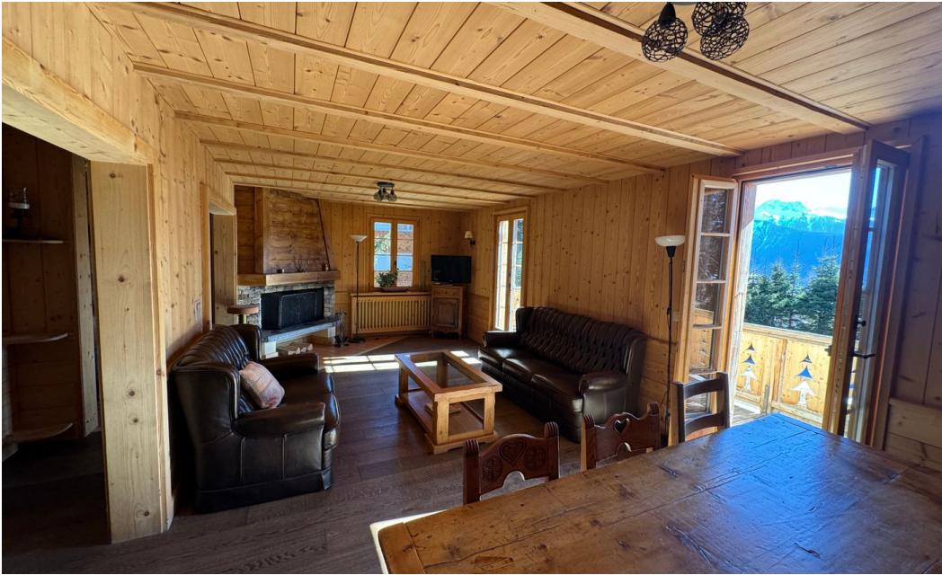 Gemütliches Holz-Wohnzimmer mit Bergblick