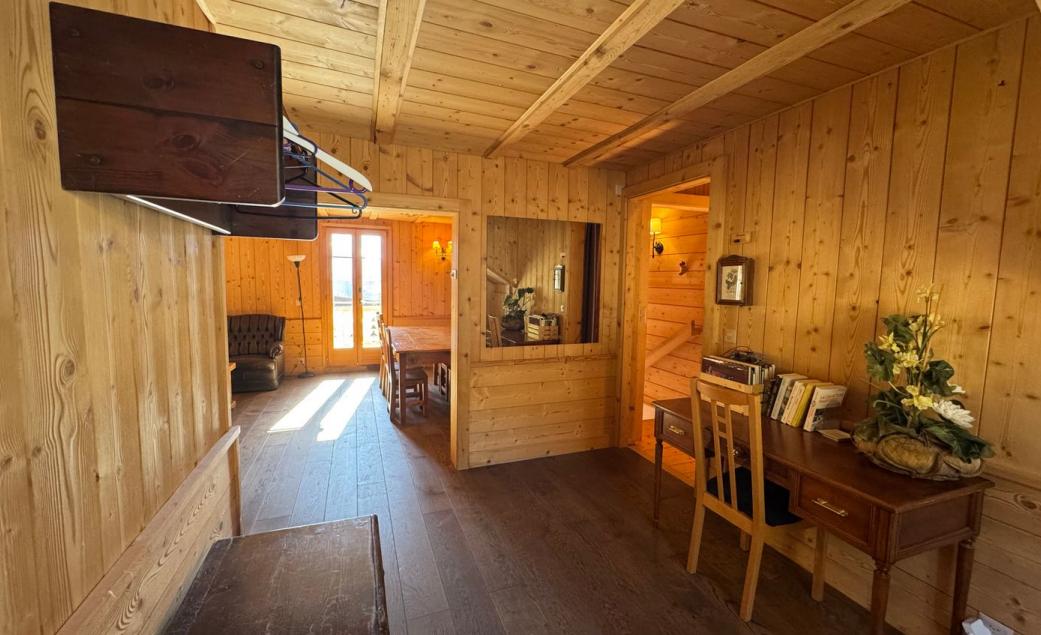 Rustikale Holzverkleidung im Wohnbereich