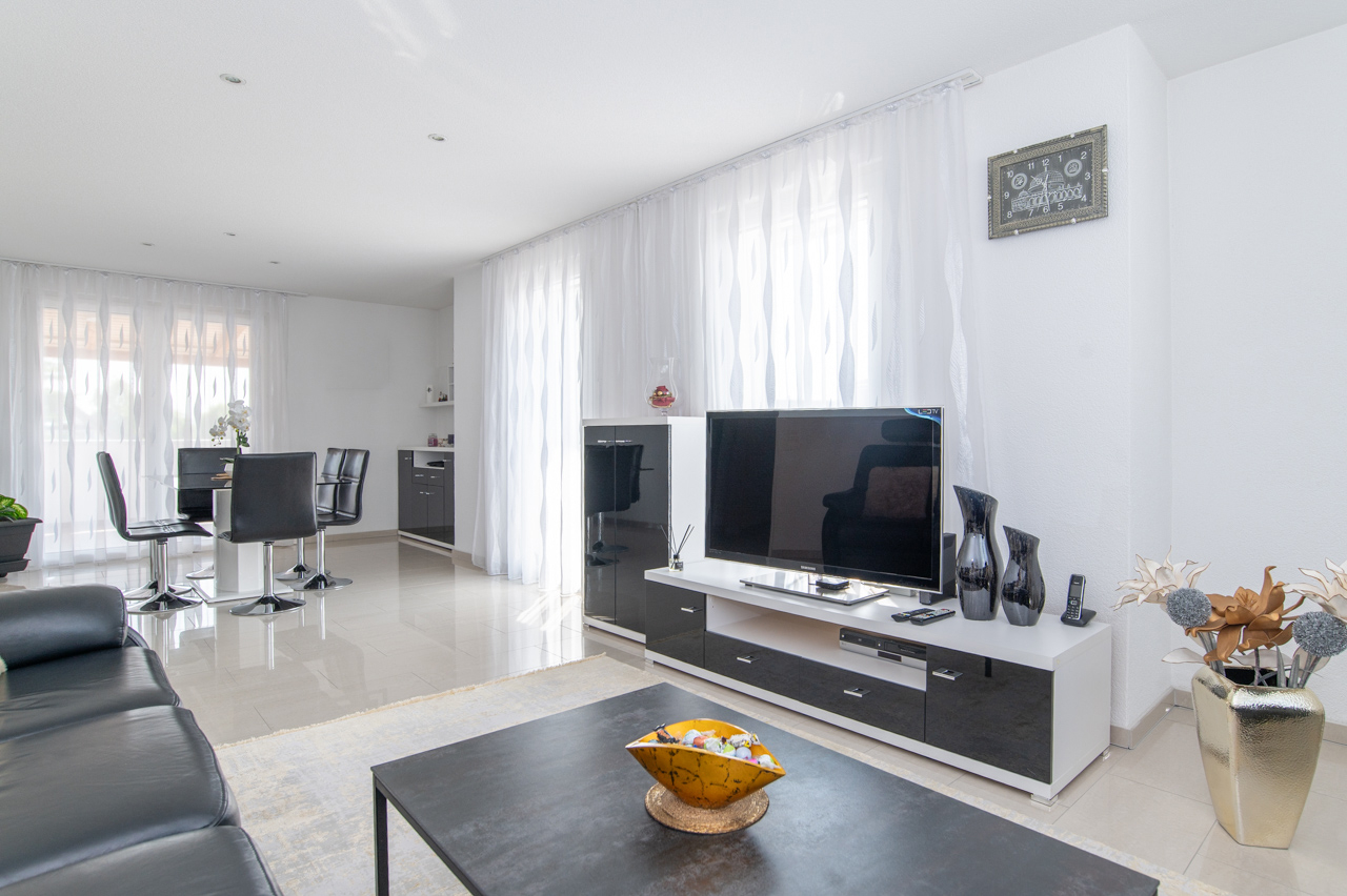 Heller Wohn-Essbereich mit TV-Wand