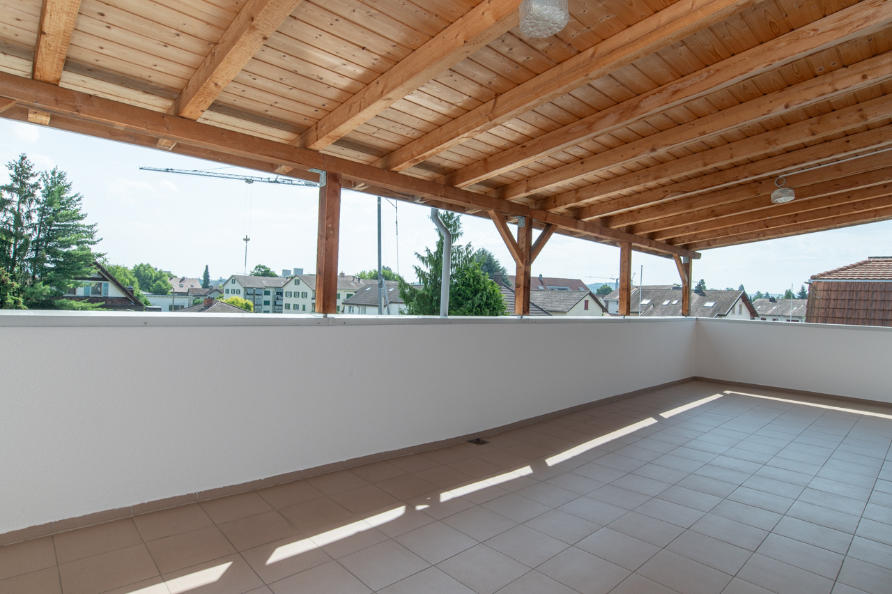 Überdachte Terrasse mit Holzdecke