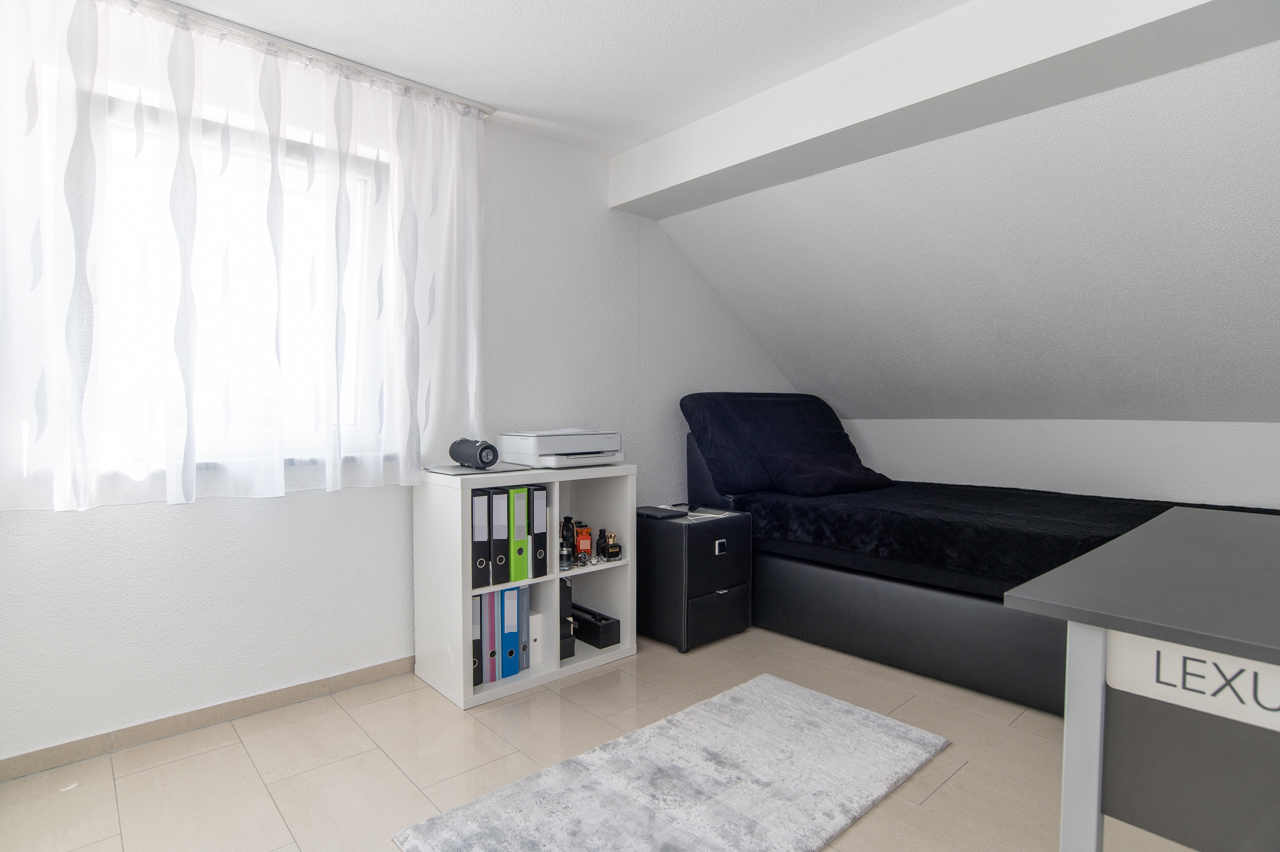 Dachzimmer mit Einzelbett