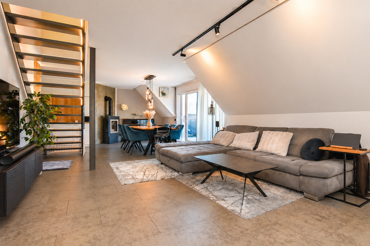Modernes Dachgeschoss-Wohnzimmer mit Essbereich