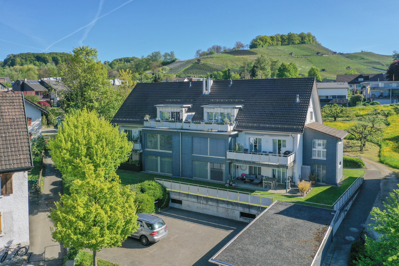 Moderne Wohnanlage mit Blick ins Grüne