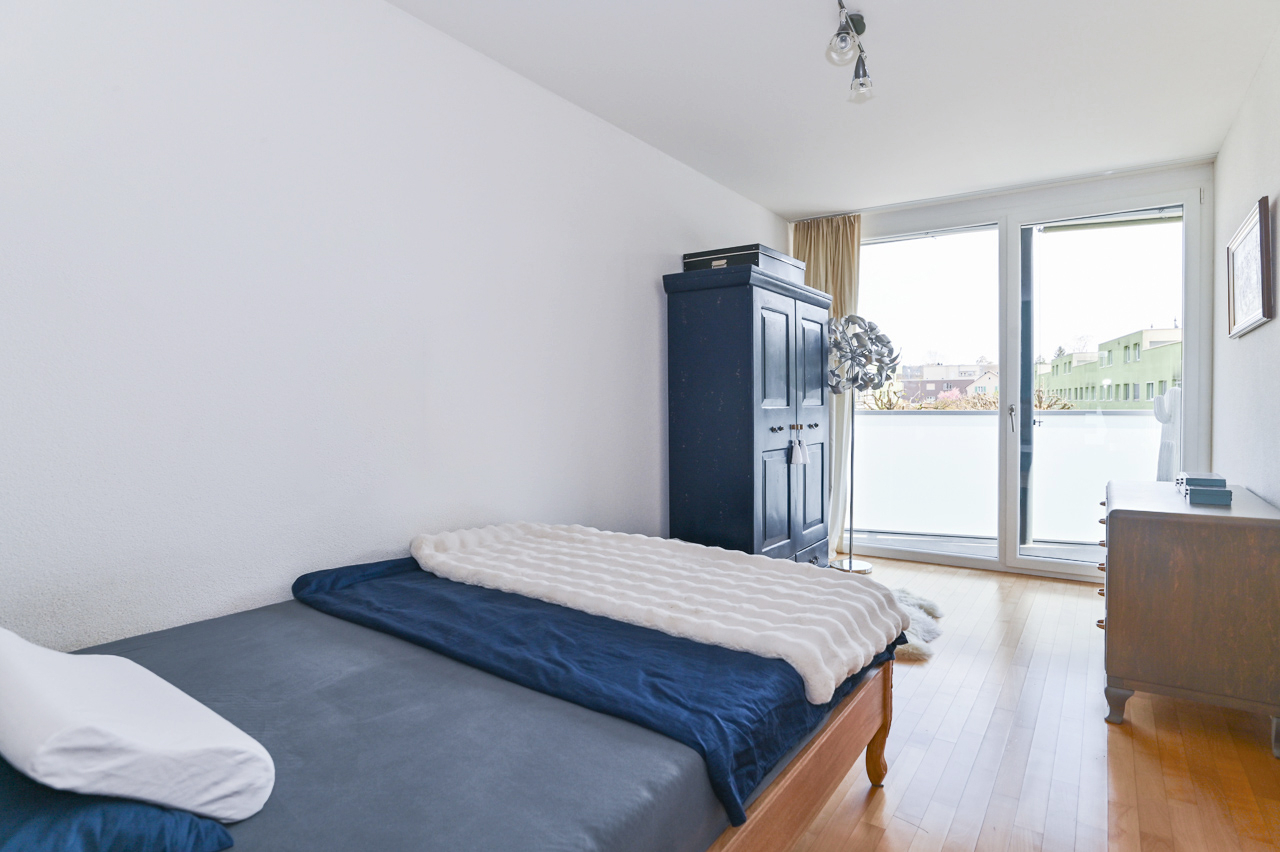 Helles Schlafzimmer mit Balkon