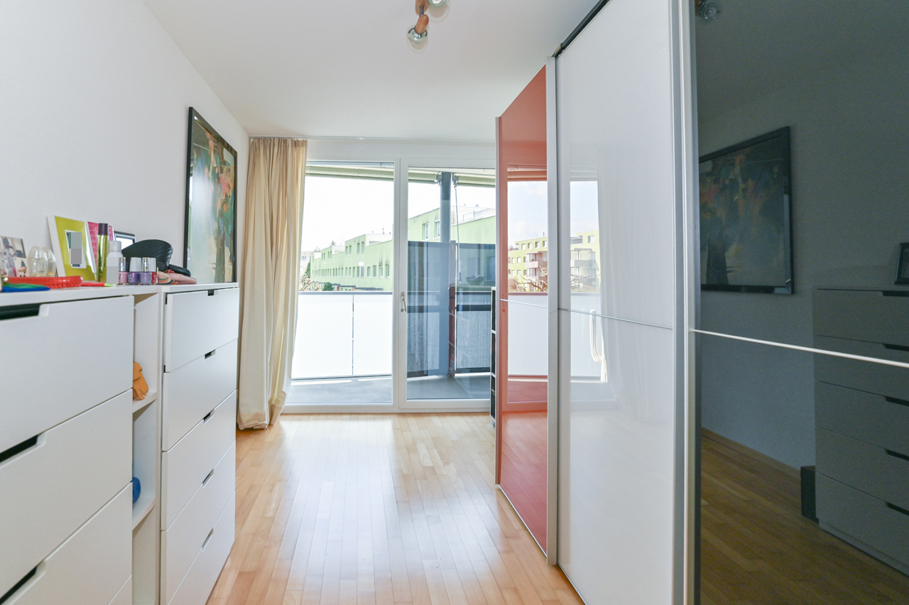 Helles Schlafzimmer mit Balkonzugang