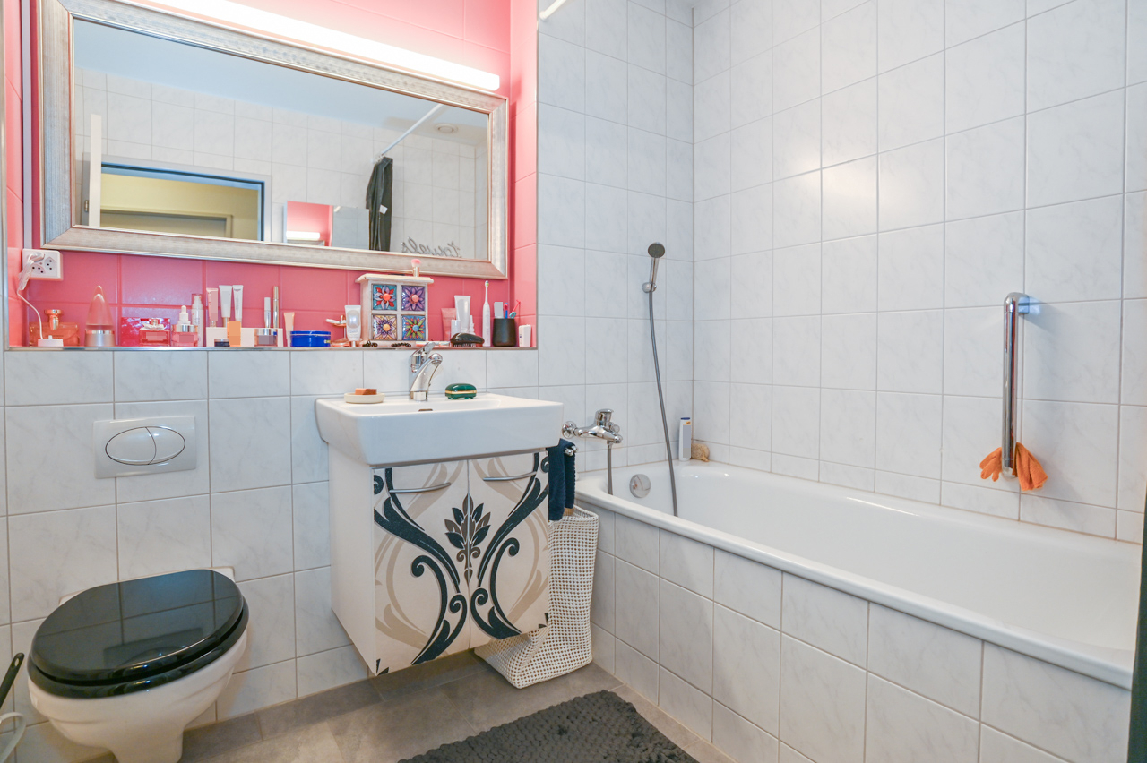 Badezimmer mit Badewanne und Waschbecken