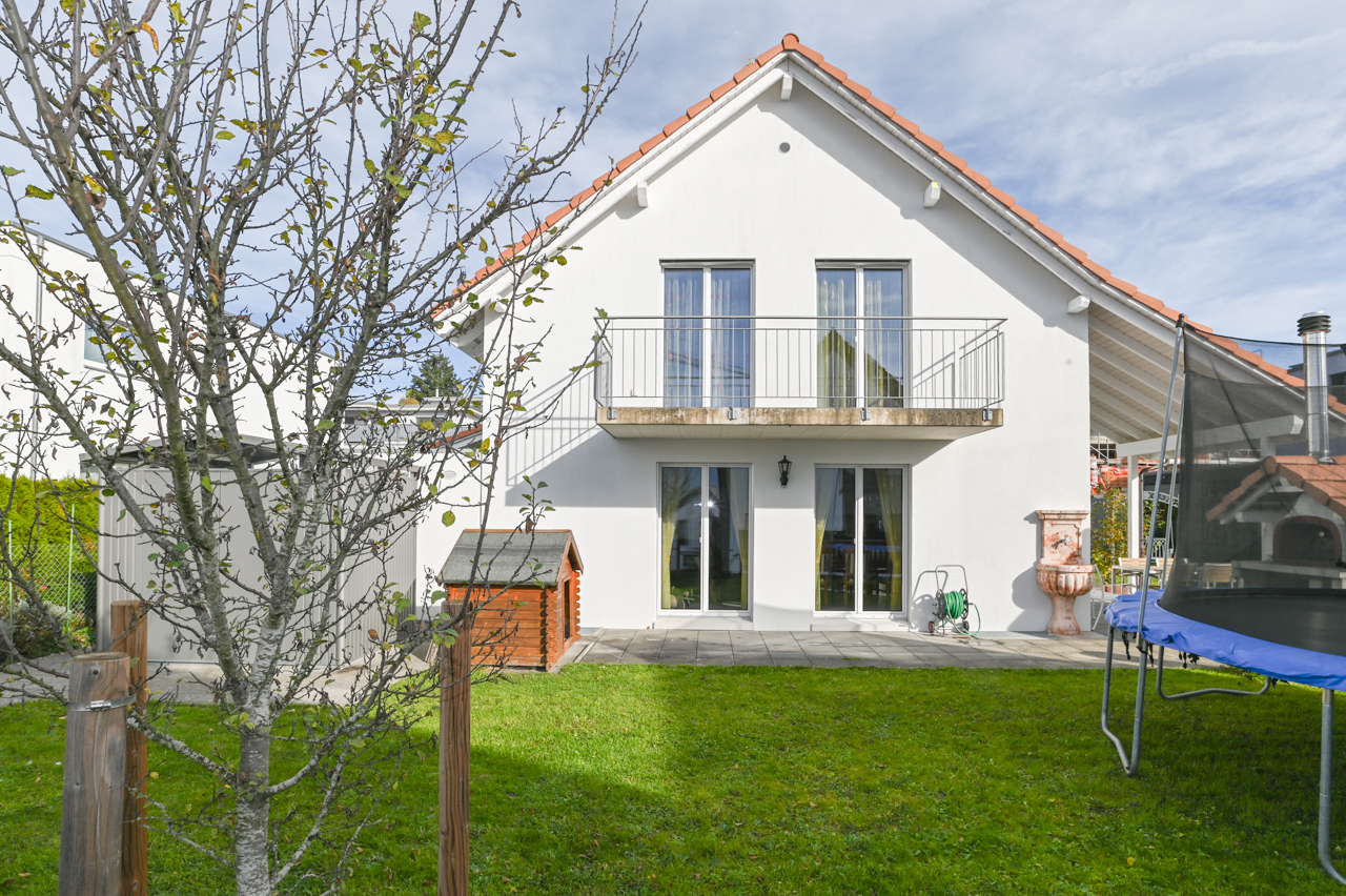 Außenansicht eines Einfamilienhauses mit Garten
