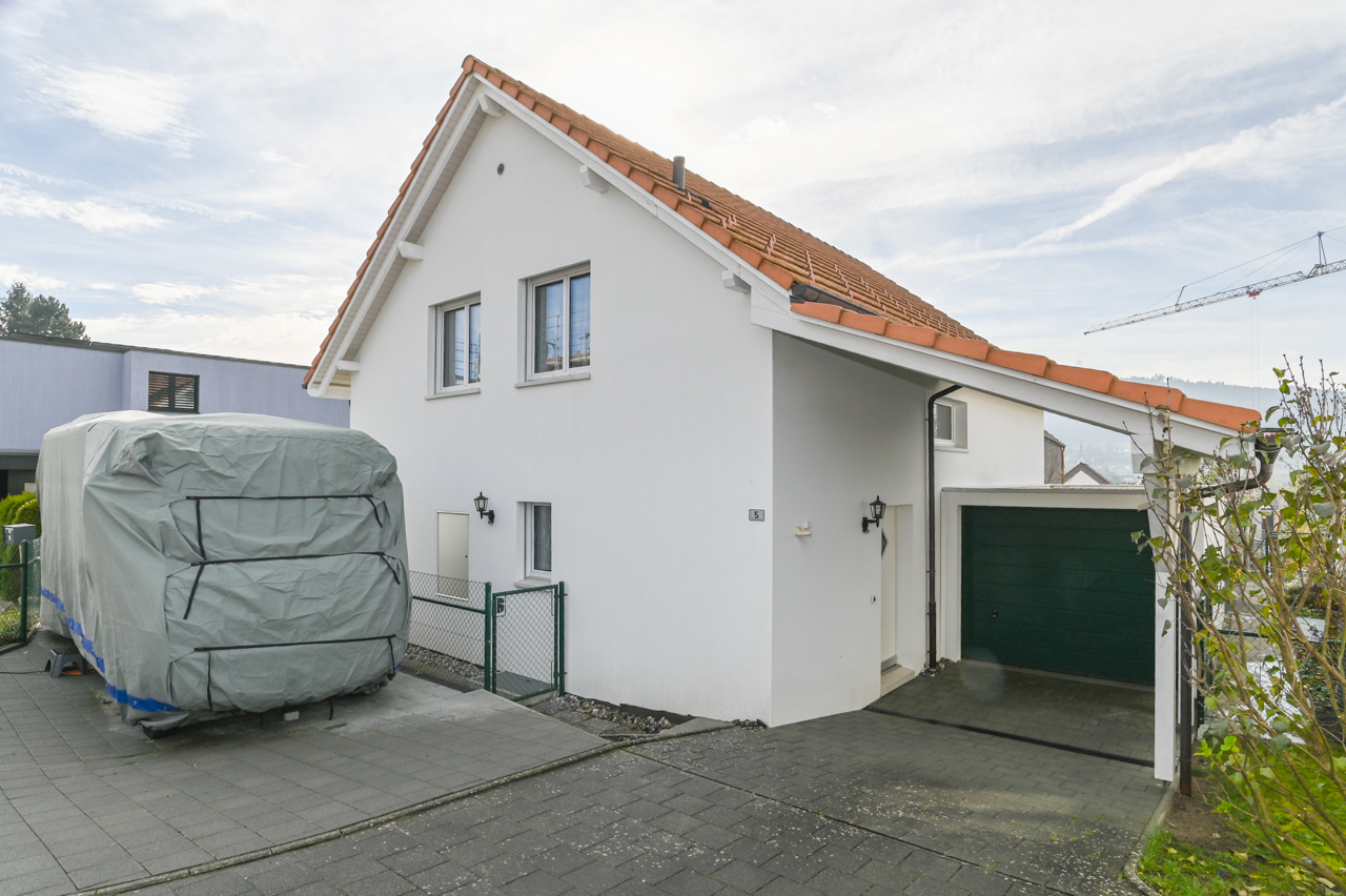 Einfamilienhaus mit Garage und Einfahrt