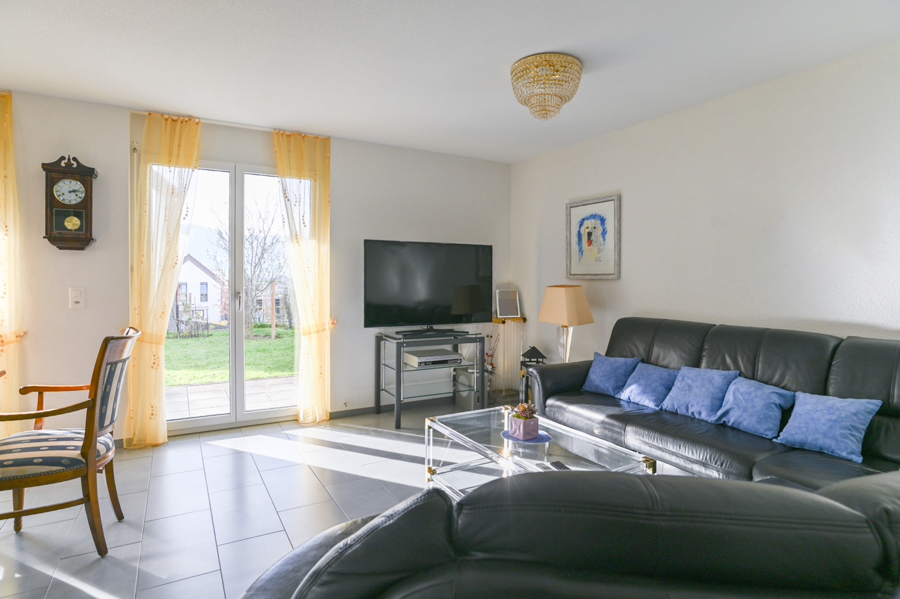 Helles Wohnzimmer mit Terrasse und Blick ins Grüne