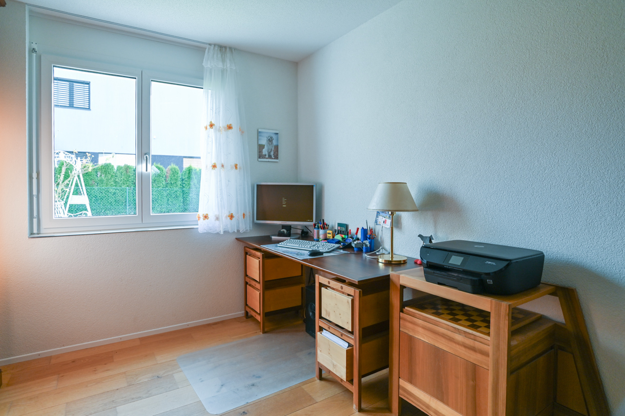Homeoffice mit Schreibtisch am Fenster