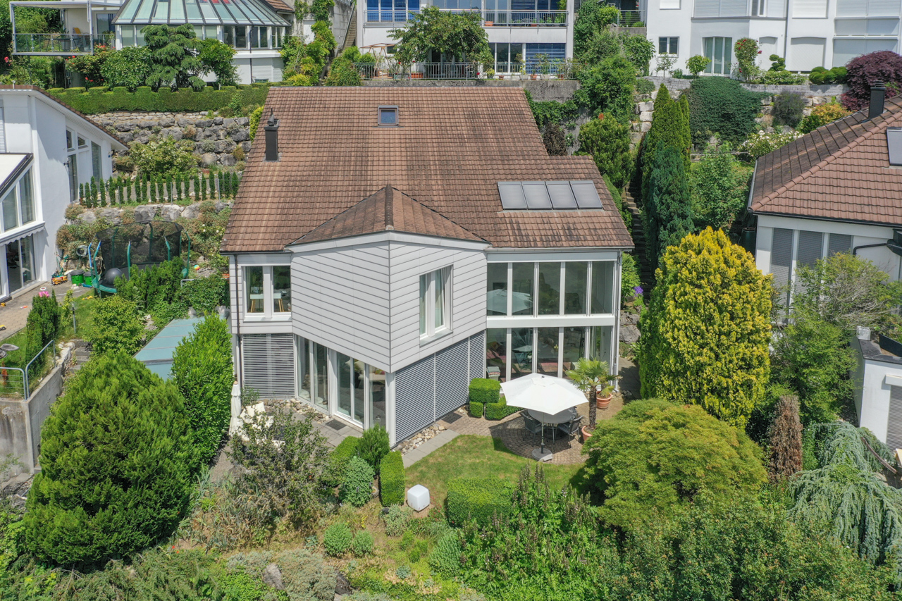 Luftaufnahme eines Hauses mit Garten