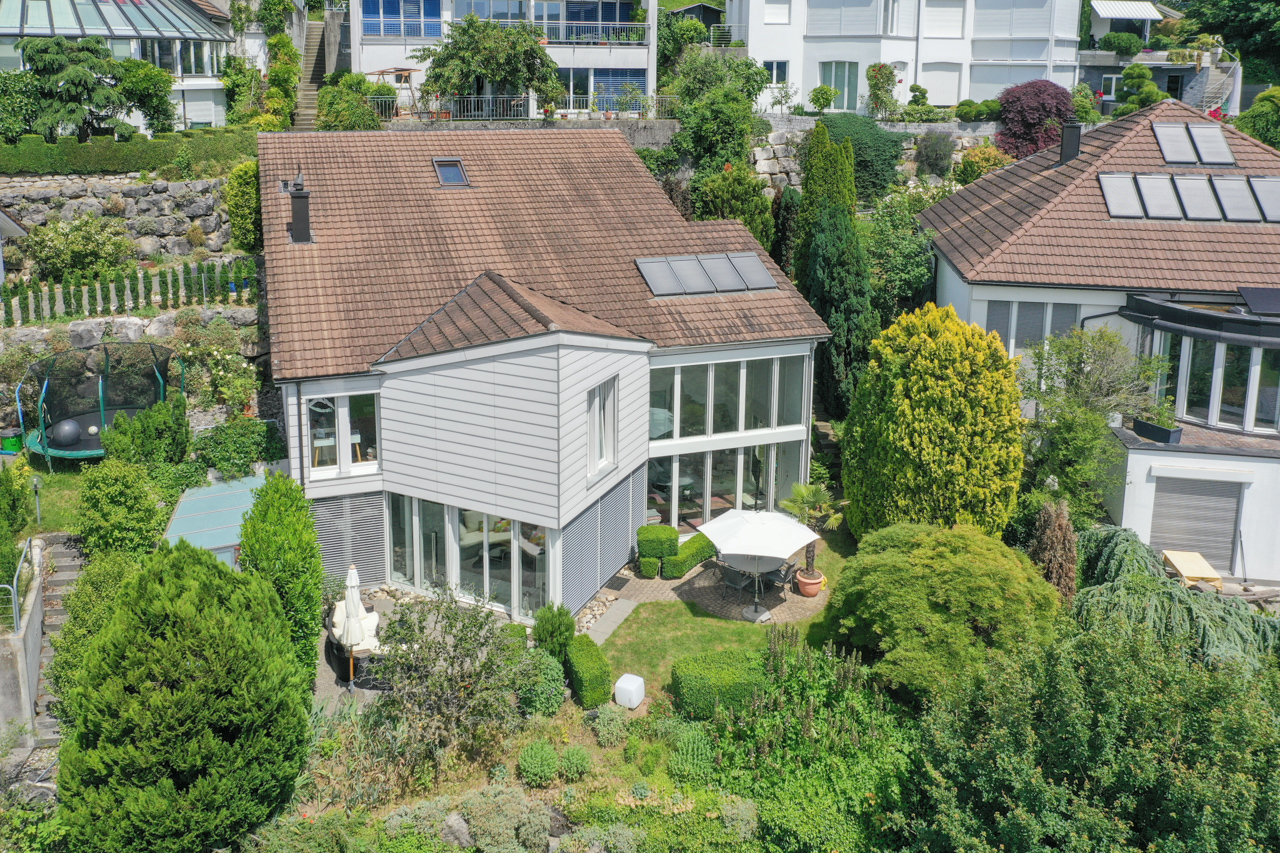 Wohnhaus mit Garten und Satteldach