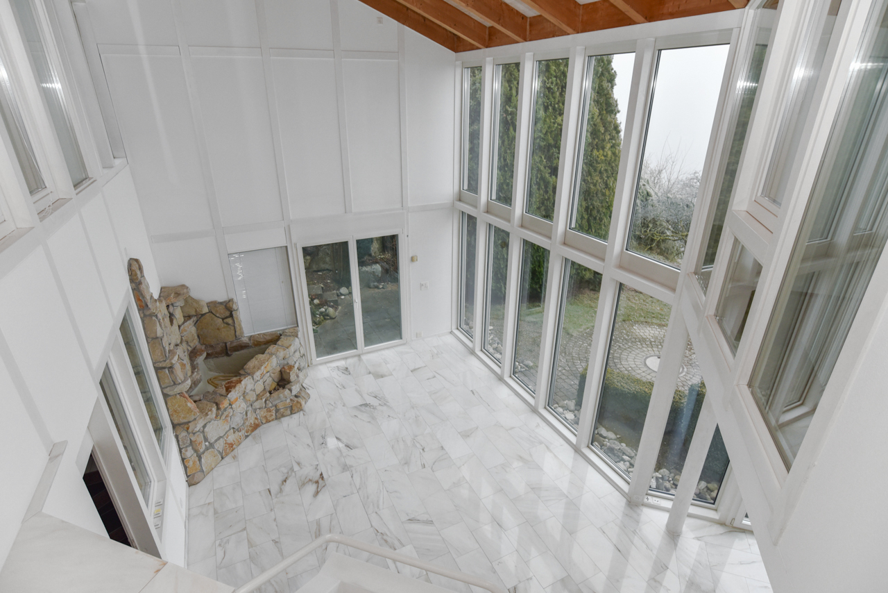 Hohes Atrium mit großflächiger Verglasung