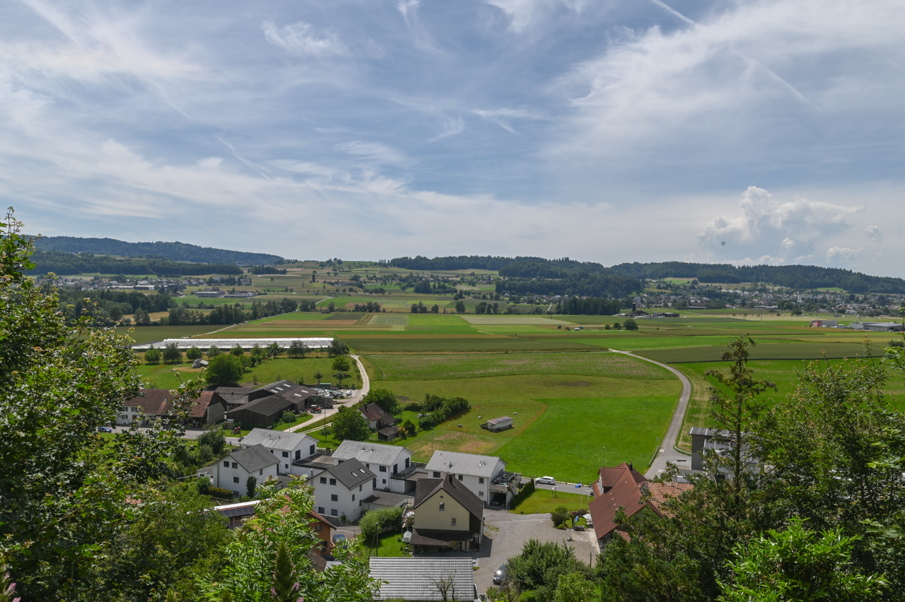 Ländliche Panoramaaussicht über Felder und Ortschaft
