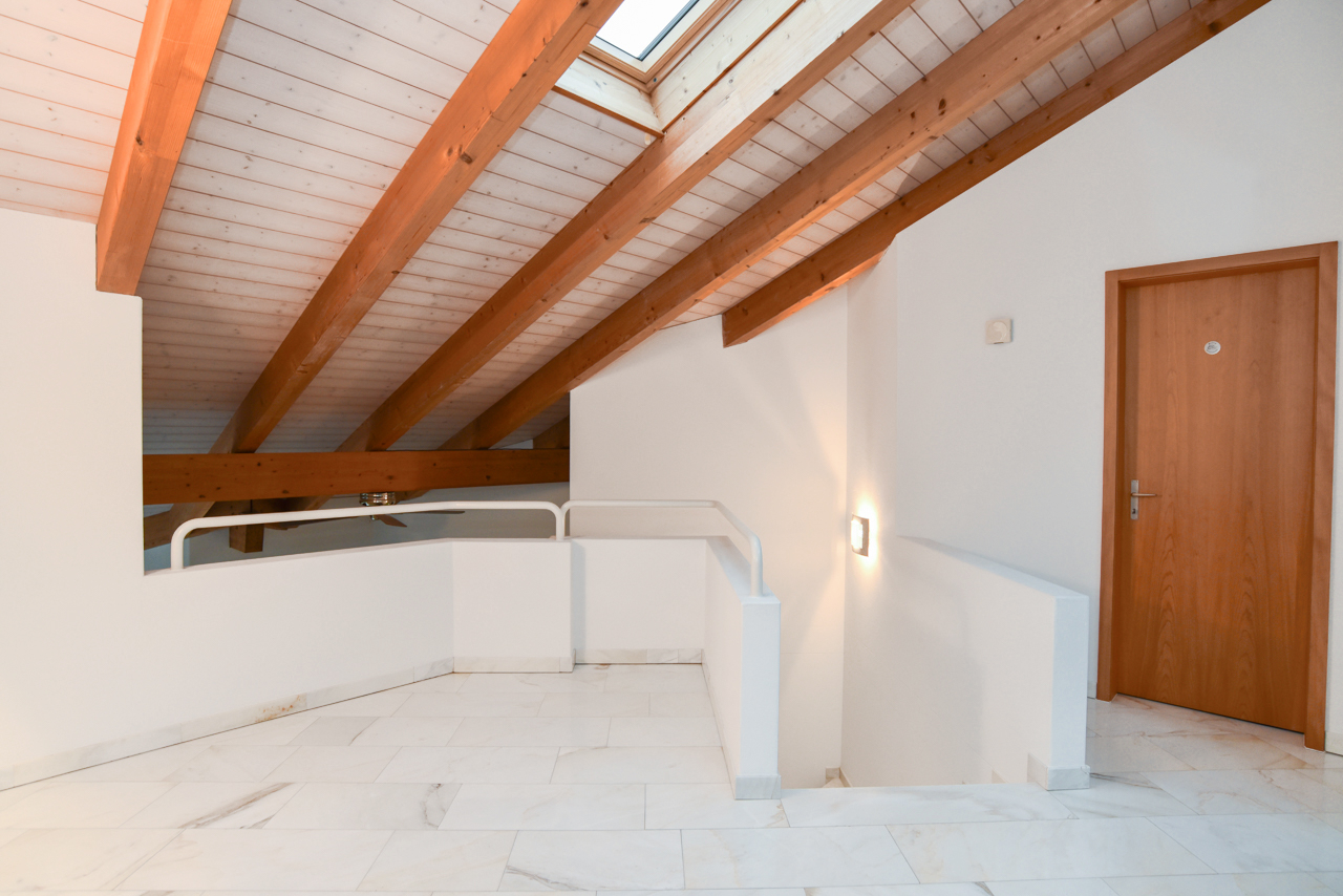 Dachgeschossflur mit sichtbaren Holzbalken