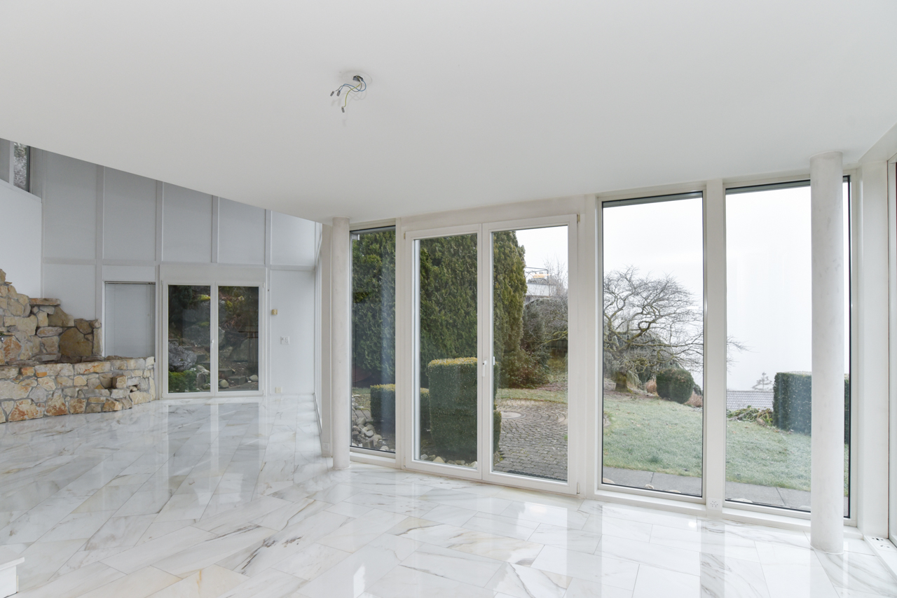 Großer heller Wohnraum mit Glasfront