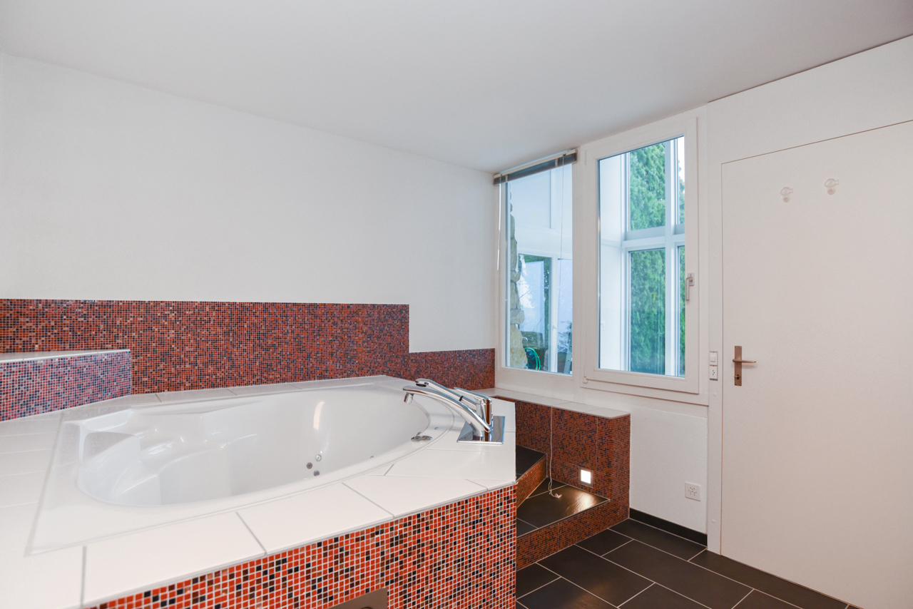 Modernes Badezimmer mit Whirlpoolbadewanne