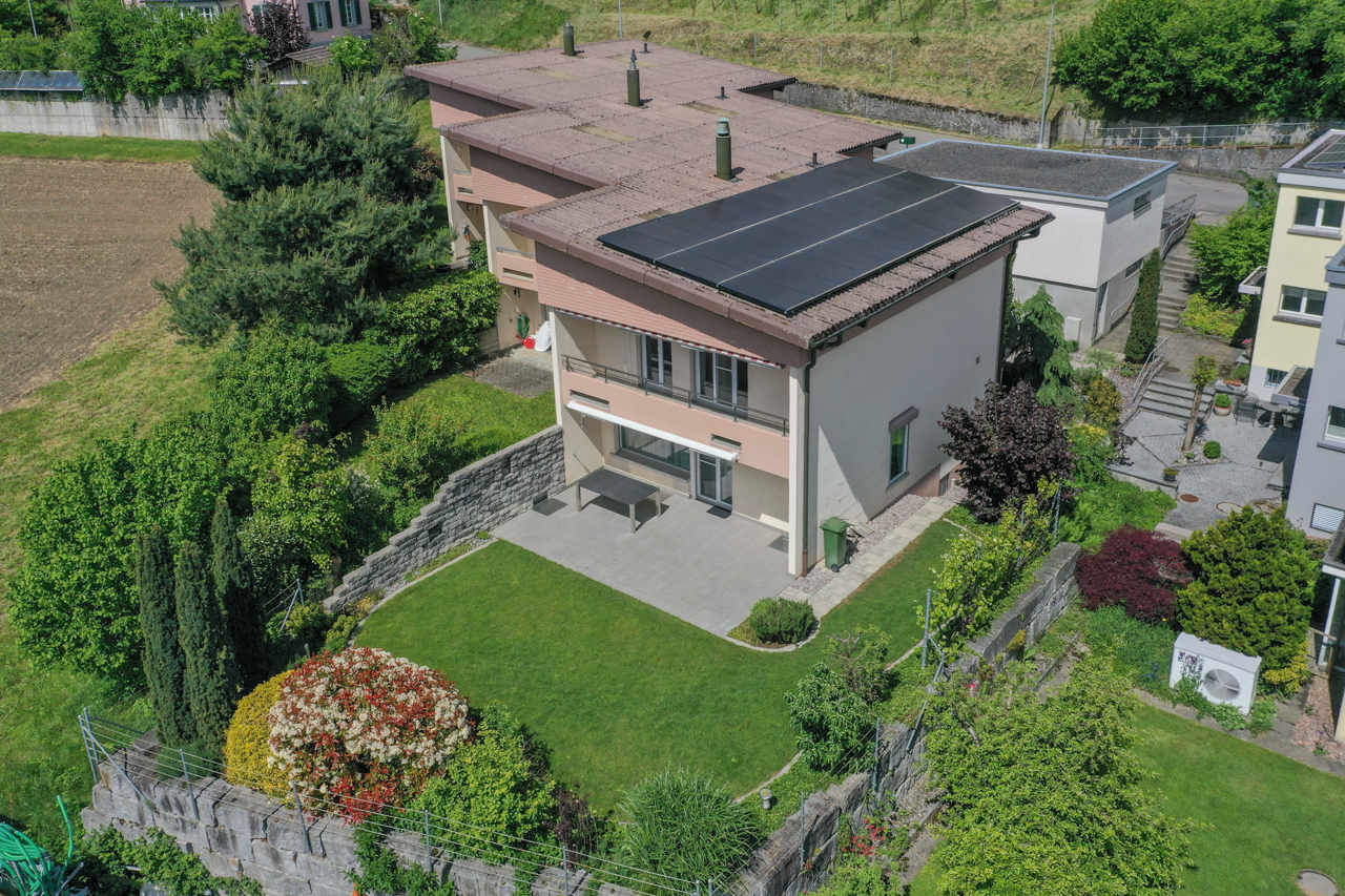 Wohnhaus mit Garten und Solarpanelen