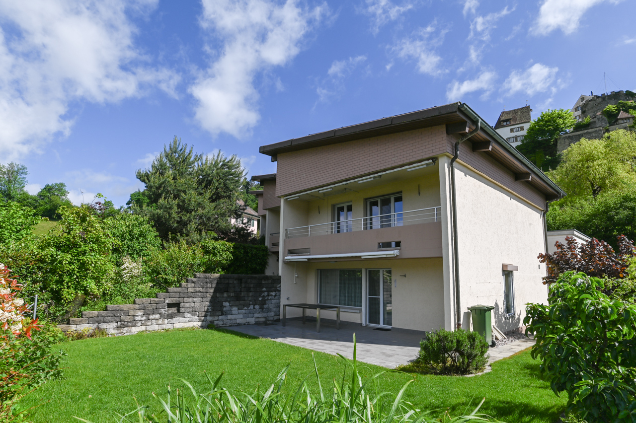 Modernes Einfamilienhaus mit Garten