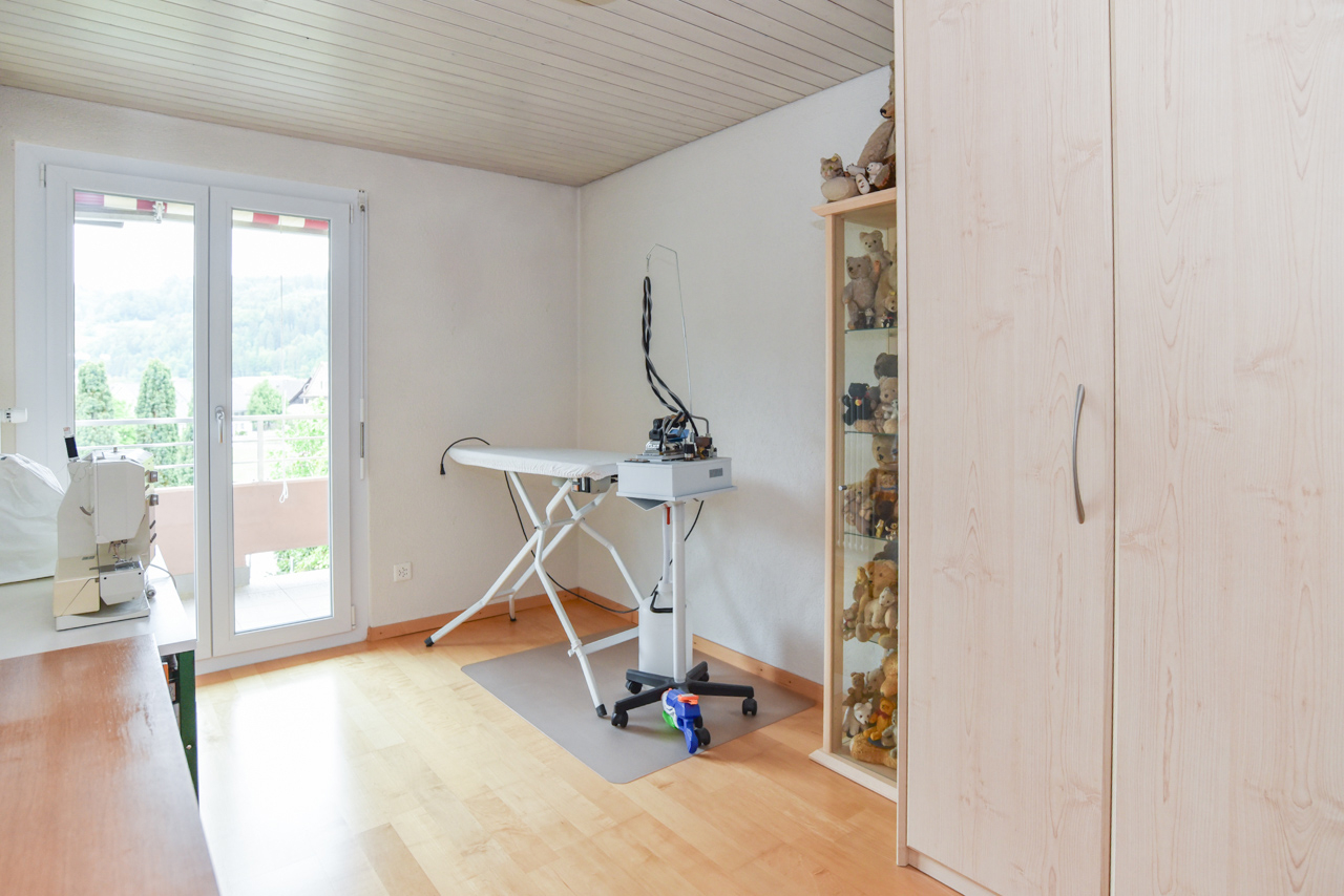 Helles Arbeitszimmer mit Balkonblick