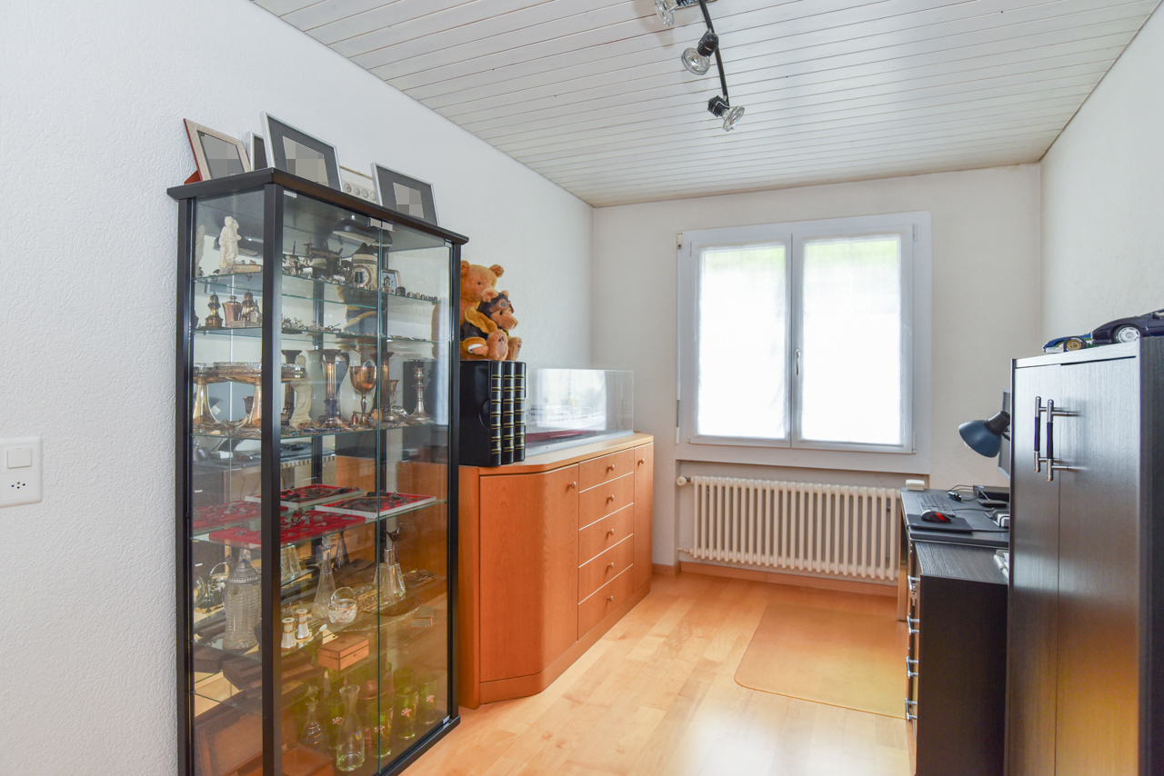 Kleiner Raum mit Vitrine und Schreibtisch