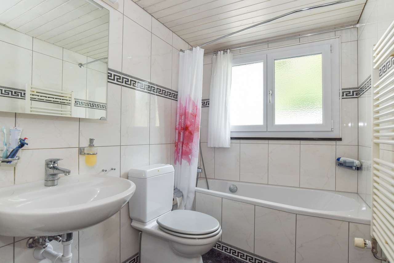 Badezimmer mit Wanne und Fenster