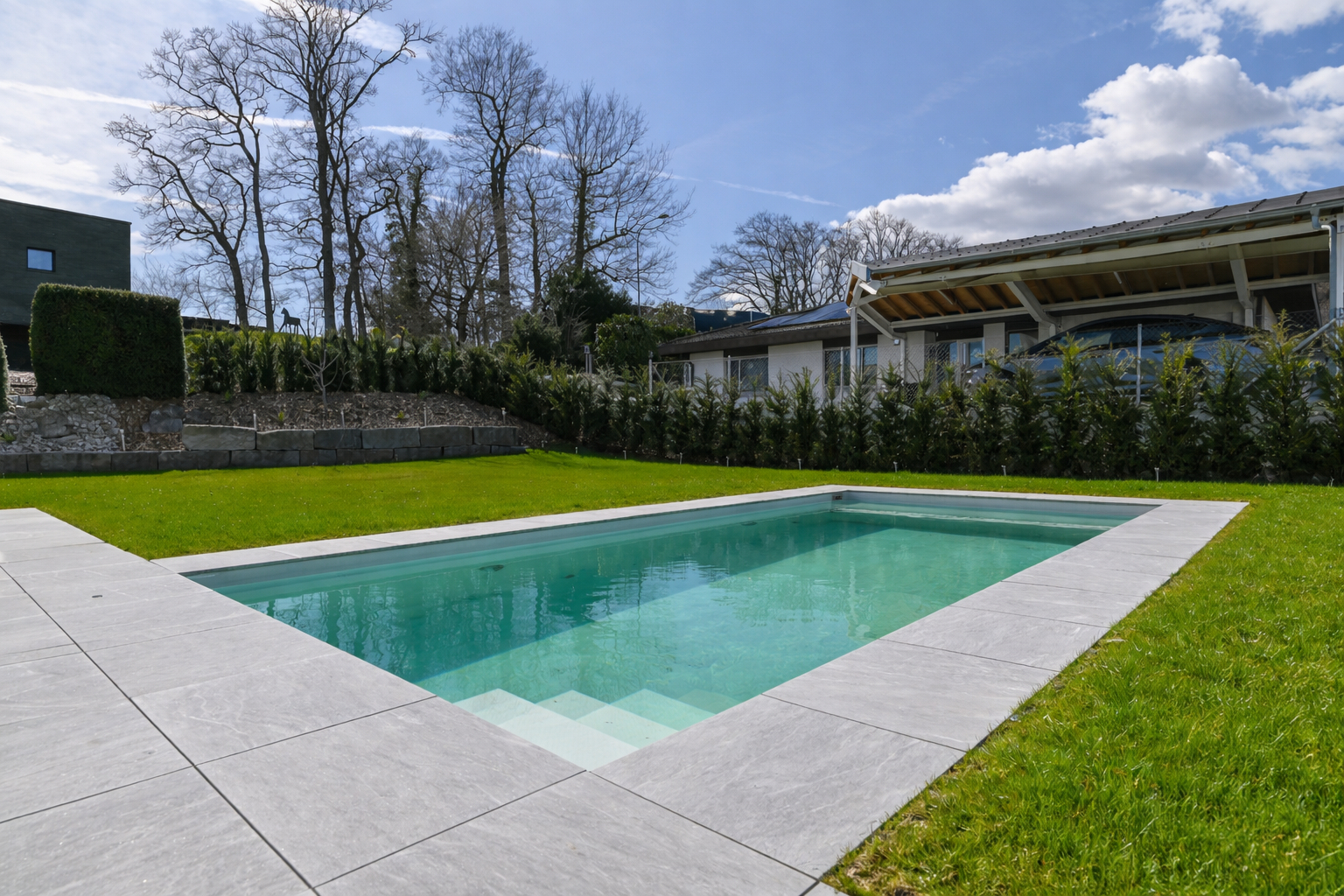 Außenansicht eines Gartens mit Pool