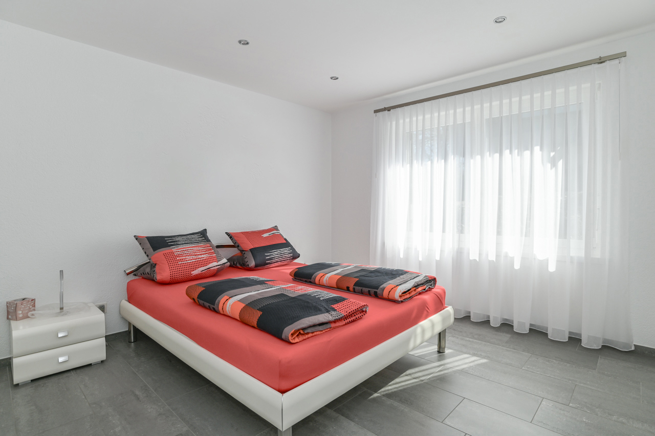 Helles modernes Schlafzimmer