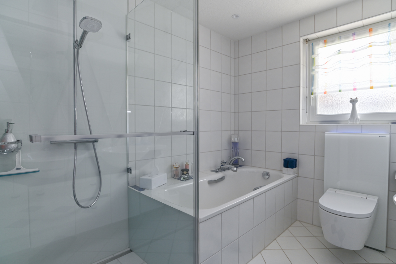 Modernes Badezimmer mit Badewanne, Dusche und WC