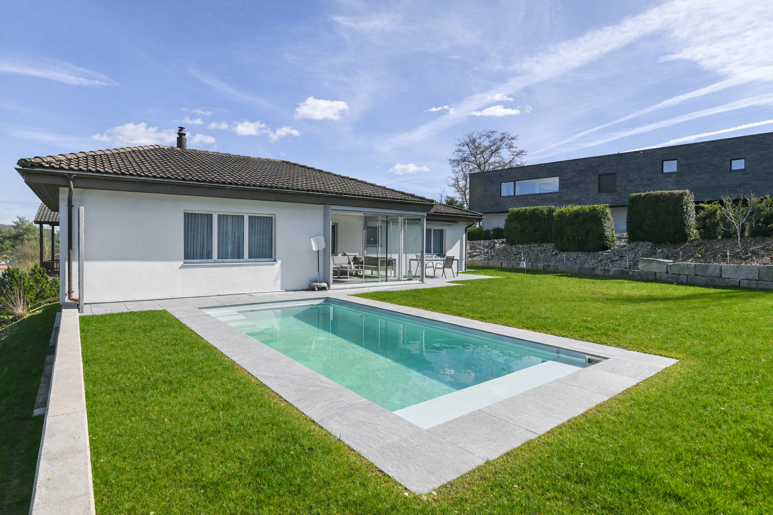 Moderner Bungalow mit Pool und gepflegtem Garten