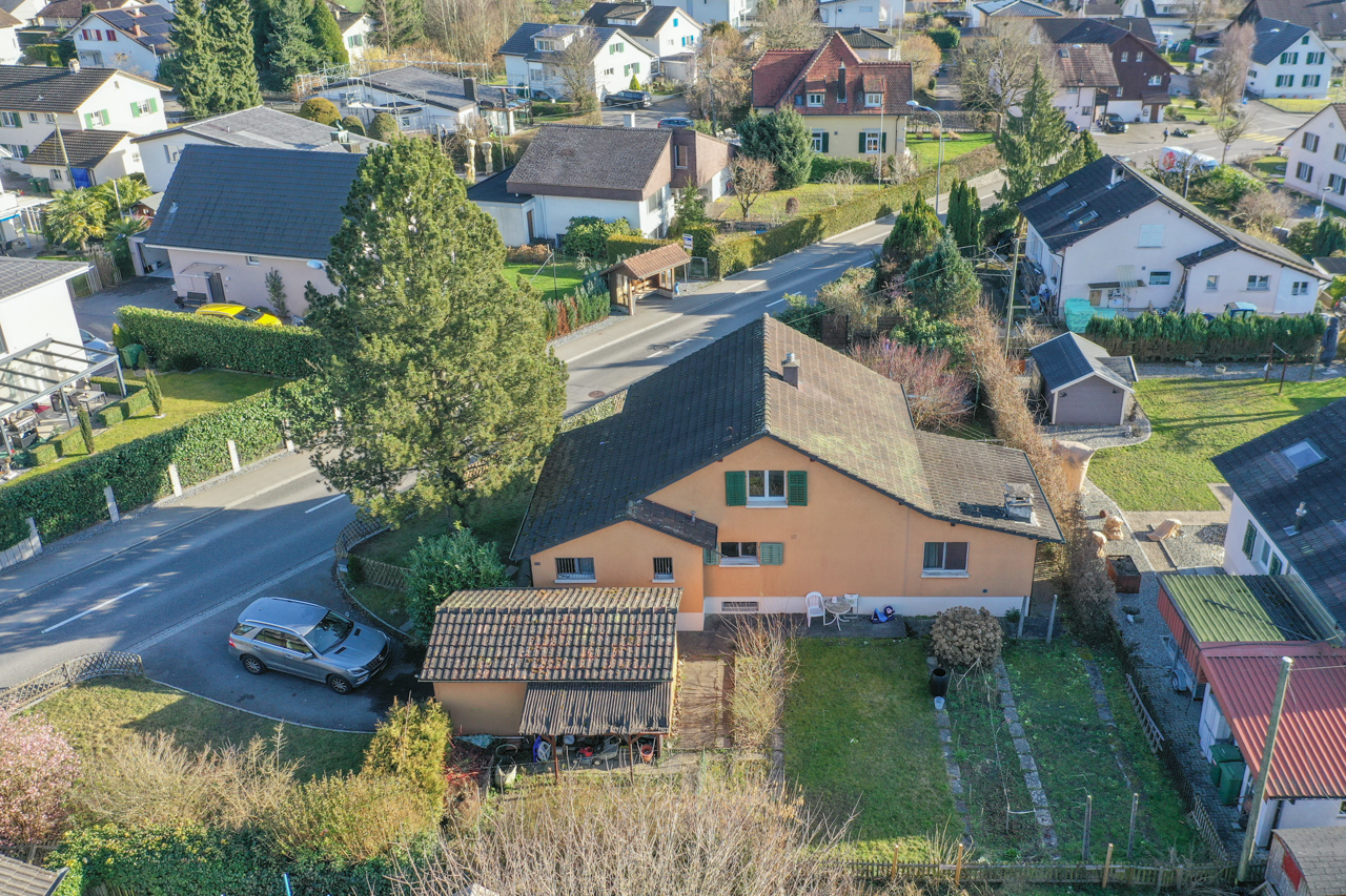Vorstadthäuser mit Gartenansicht
