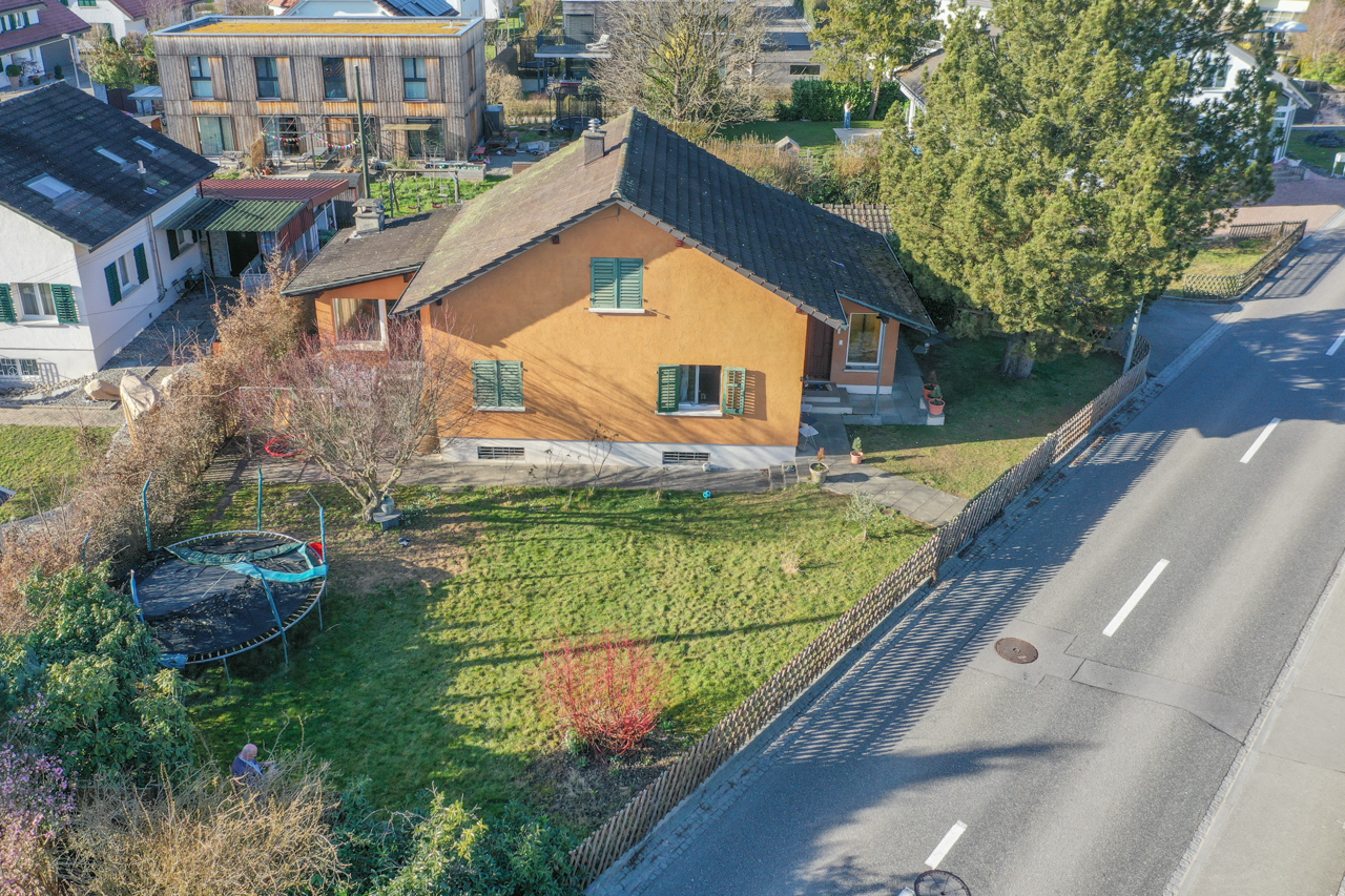 Ansicht eines Wohnhauses mit großem Garten