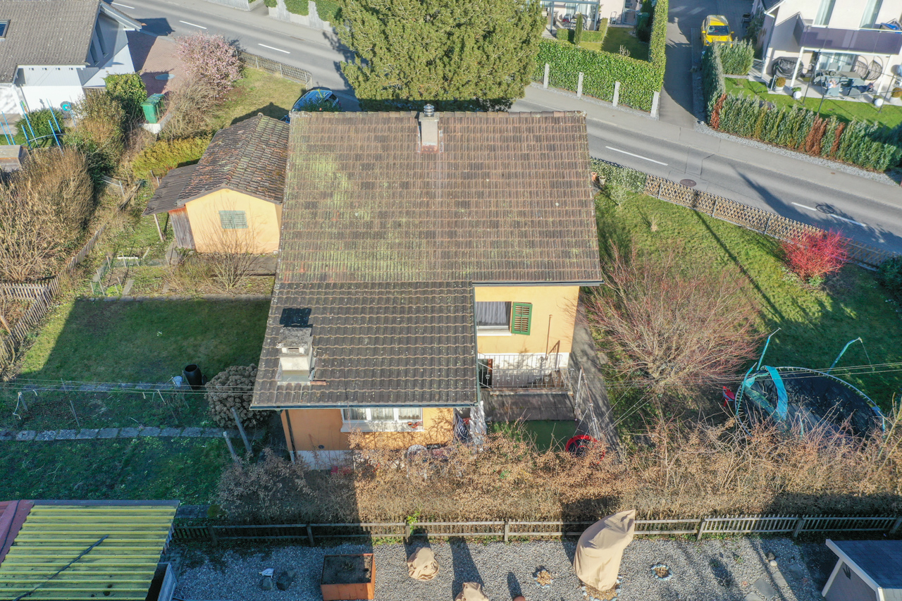 Luftaufnahme eines Einfamilienhauses mit Garten