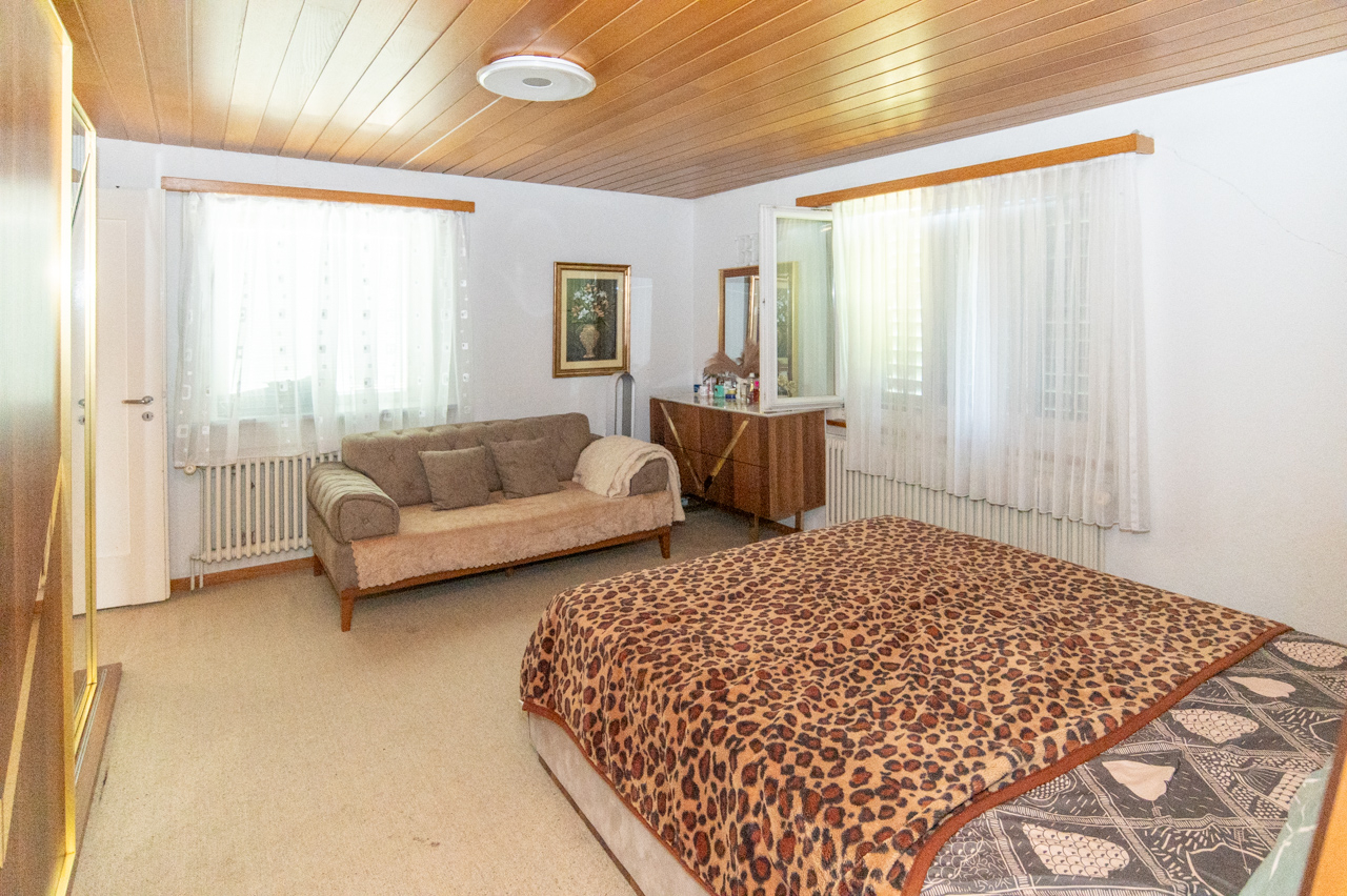 Schlafzimmer mit Bett und Sofa